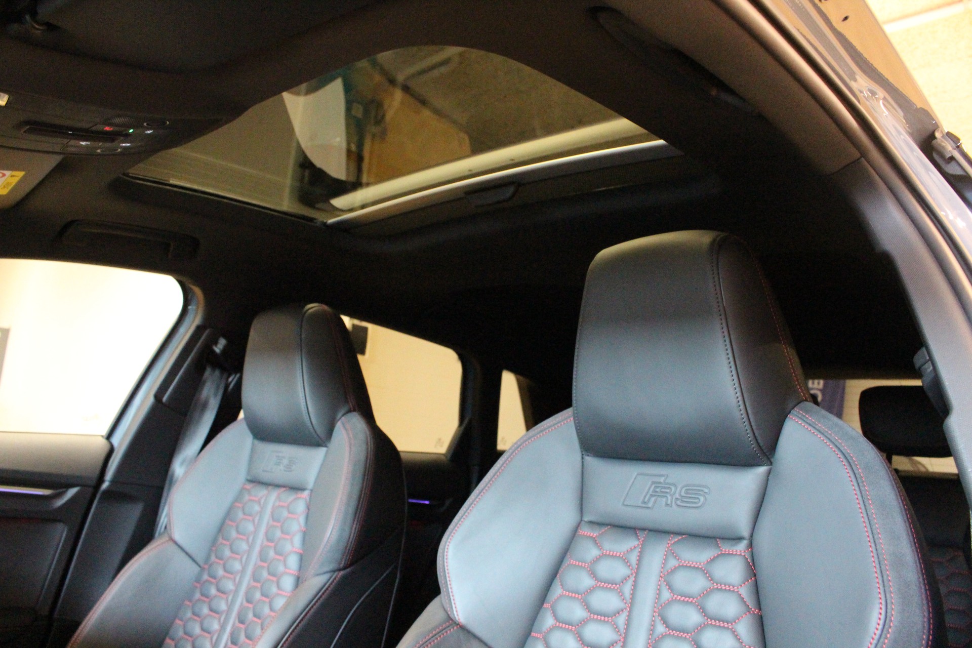 AUDI RS3 Sportback 2.5 TSI Quattro S-tronic 400PS °Spezielle Farbkombination °RS Performance Abgasanlage °Panorama-Glasdach-image-12