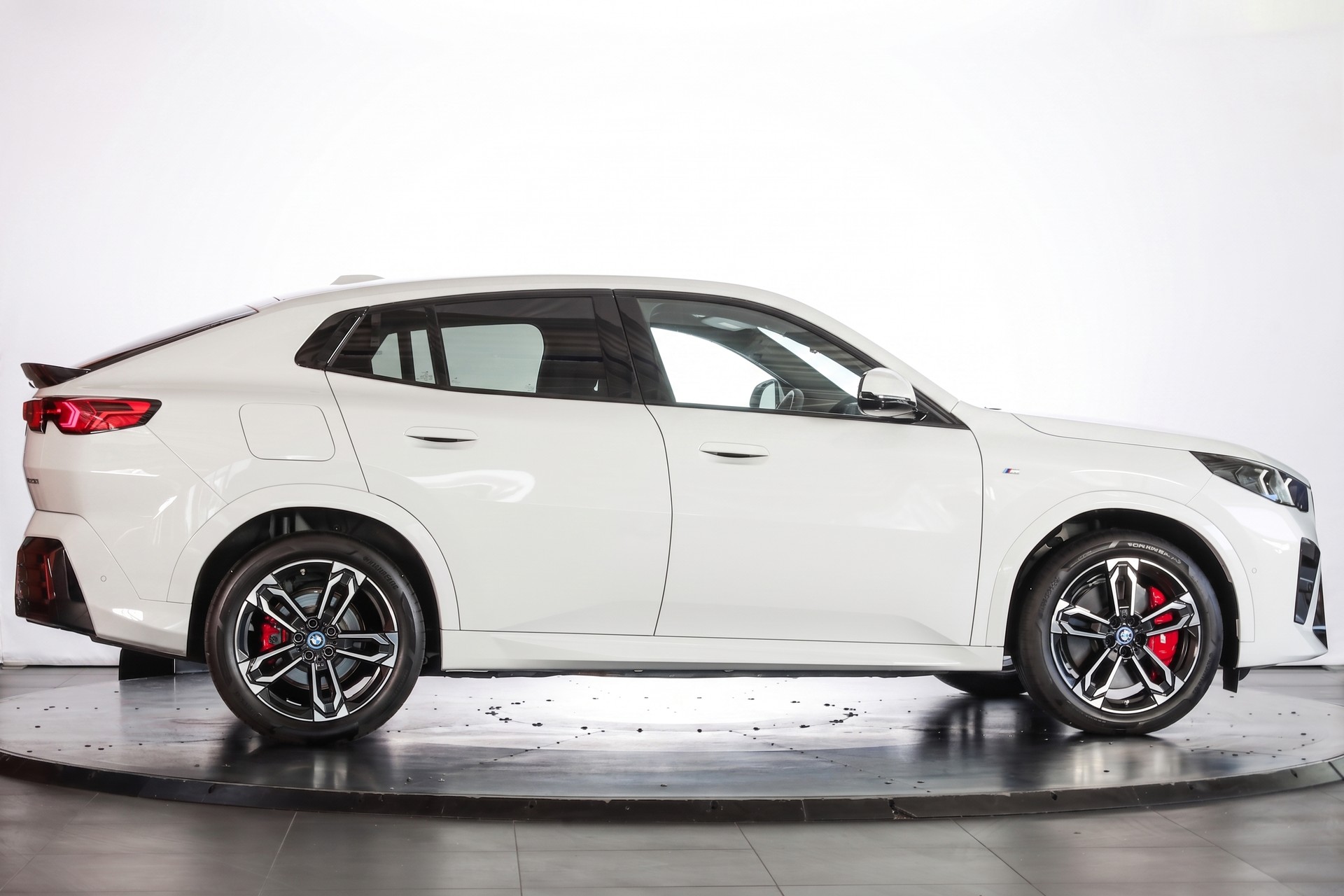 BMW iX2 eDrive 20 M Sport Pro-image-4