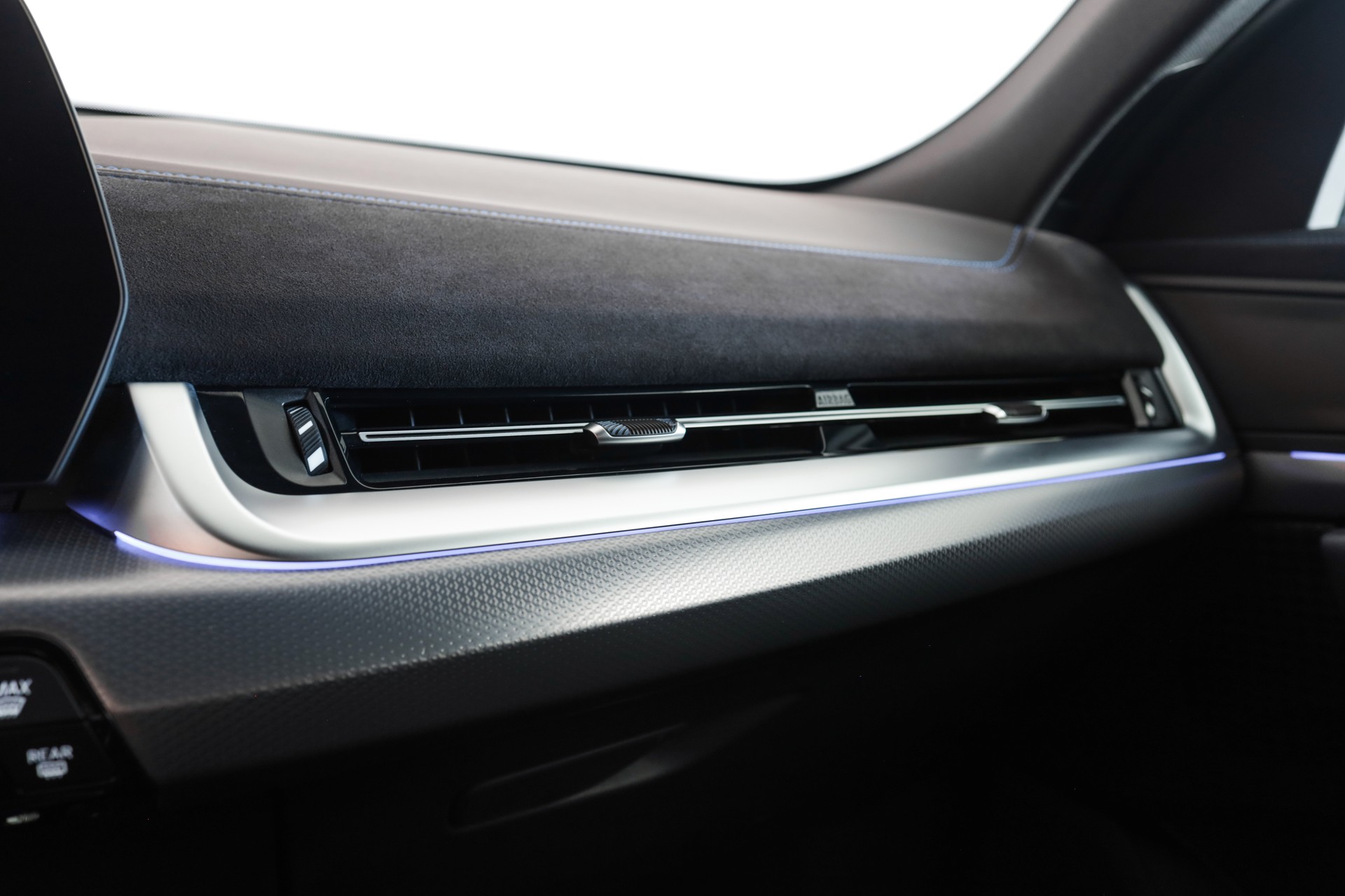 BMW iX2 eDrive 20 M Sport Pro-image-25