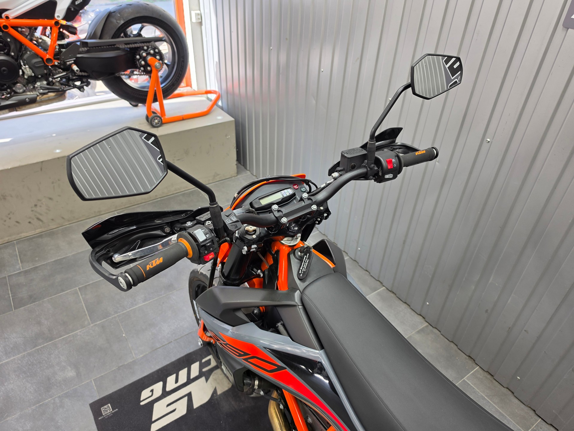 KTM 690 SMC R ABS (35 kW)-image-6