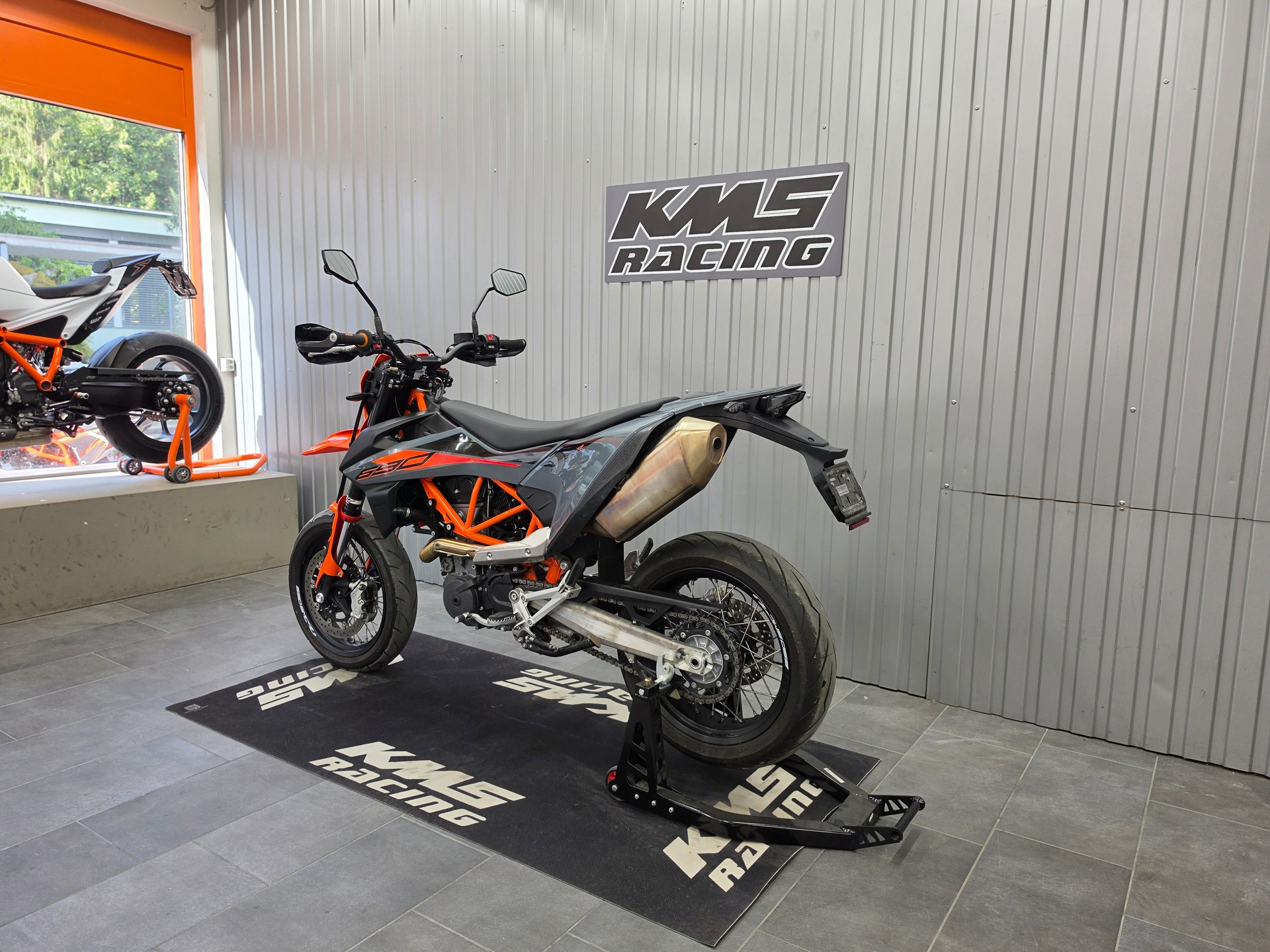 KTM 690 SMC R ABS (35 kW)-image-4