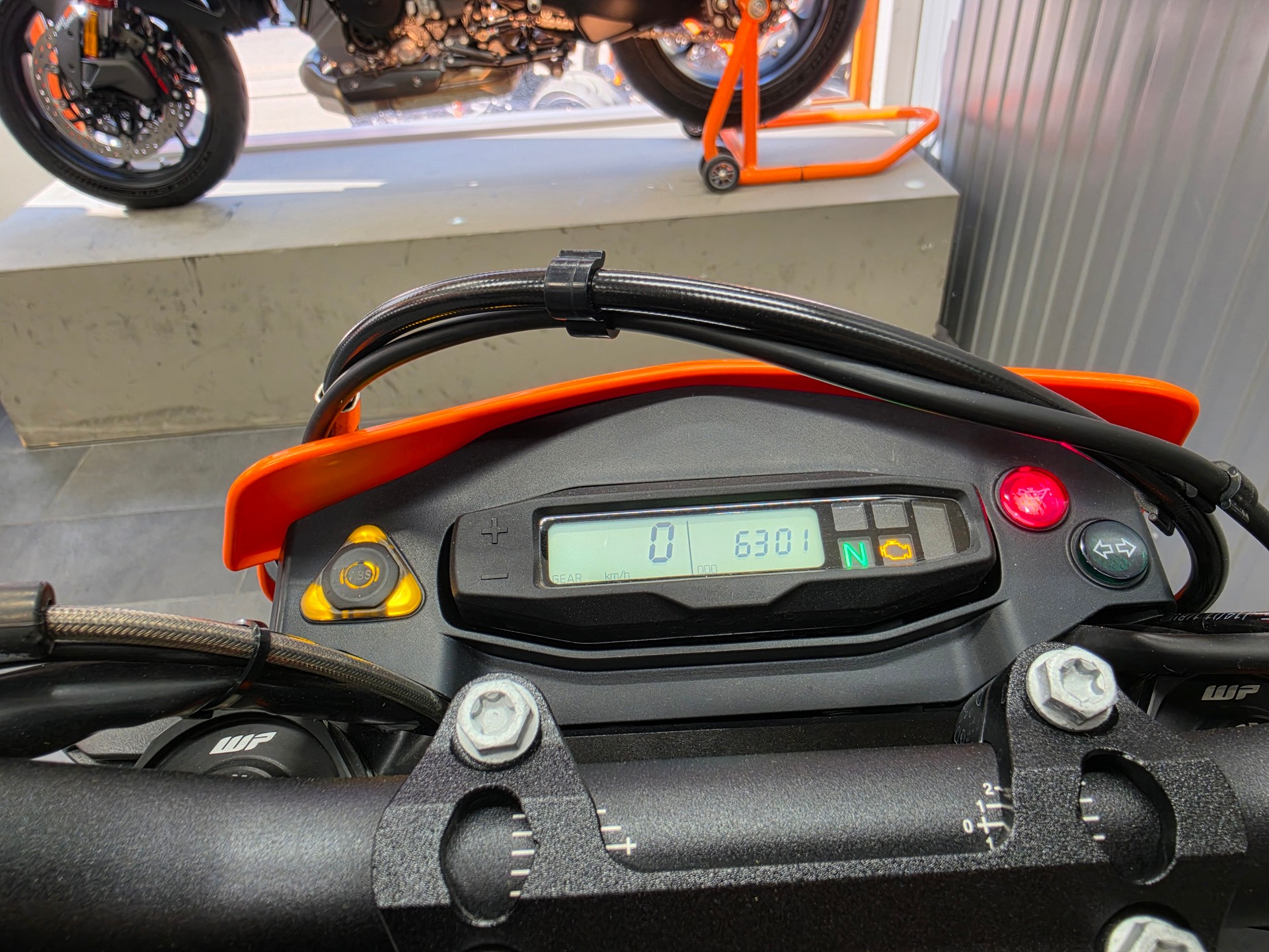 KTM 690 SMC R ABS (35 kW)-image-7