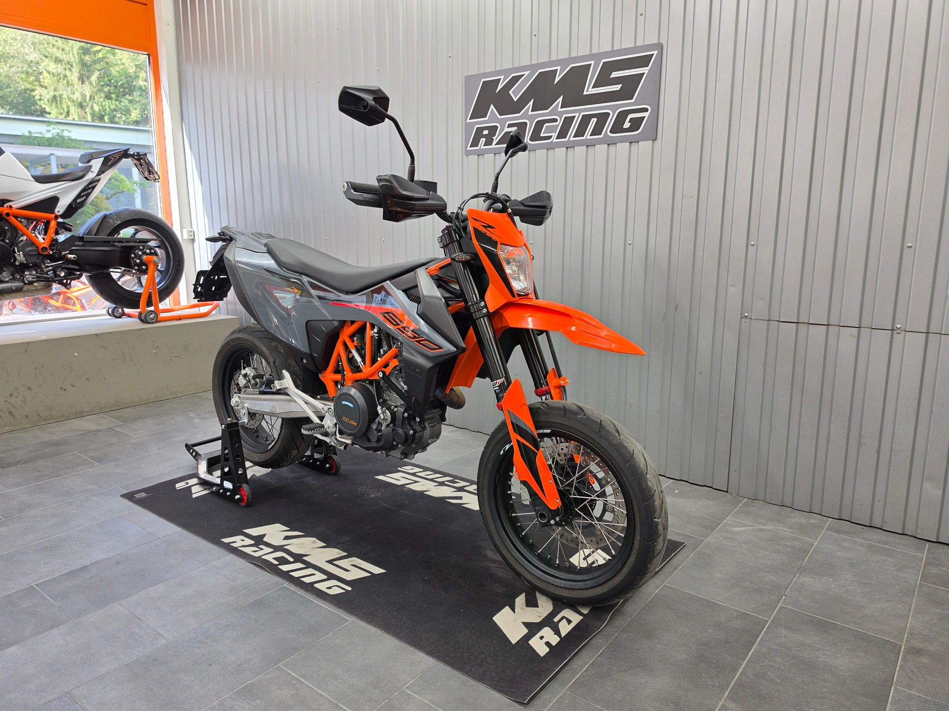 KTM 690 SMC R ABS (35 kW)-showroom-element-1