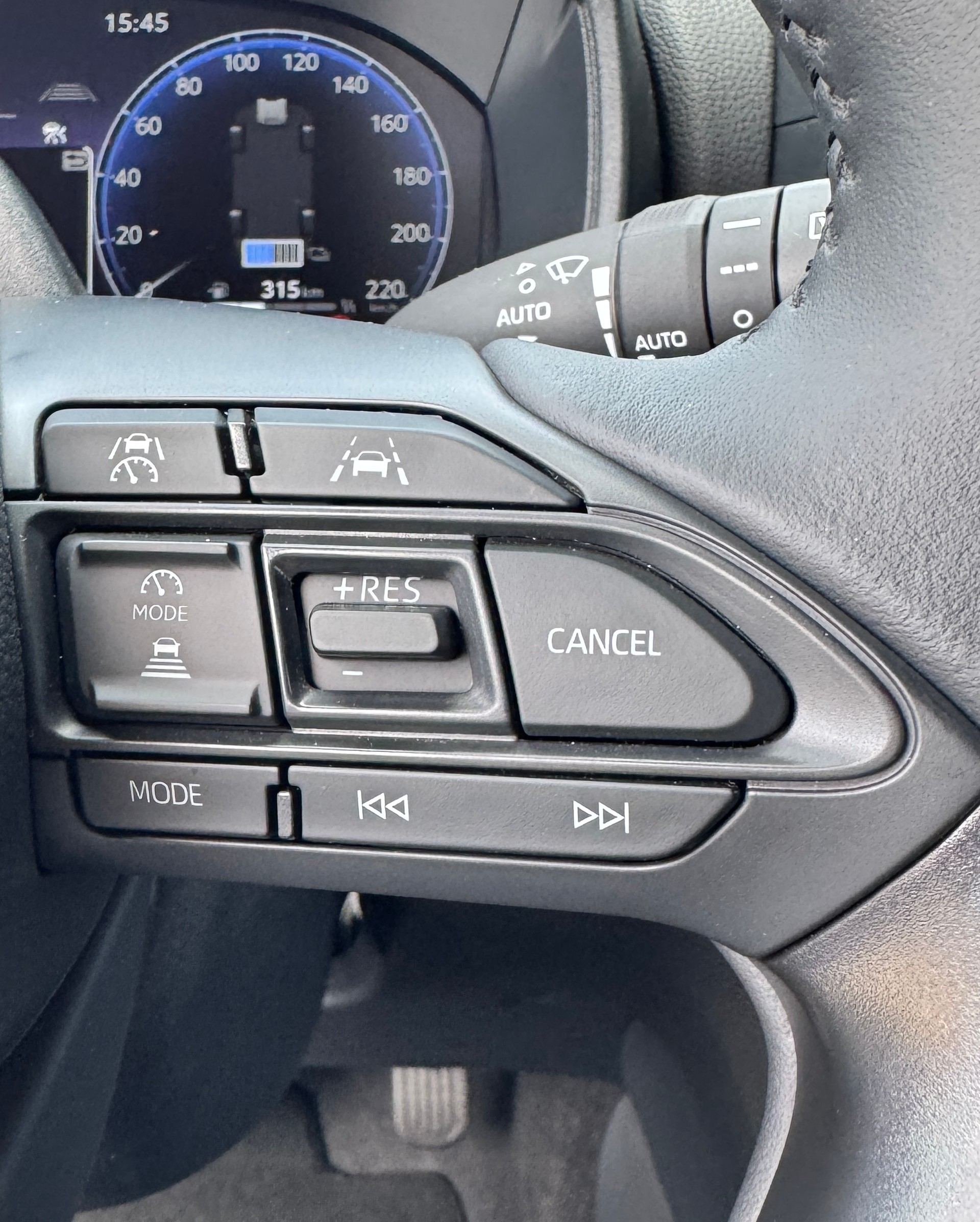 TOYOTA Yaris Cross 1.5 Premium e-CVT-image-17