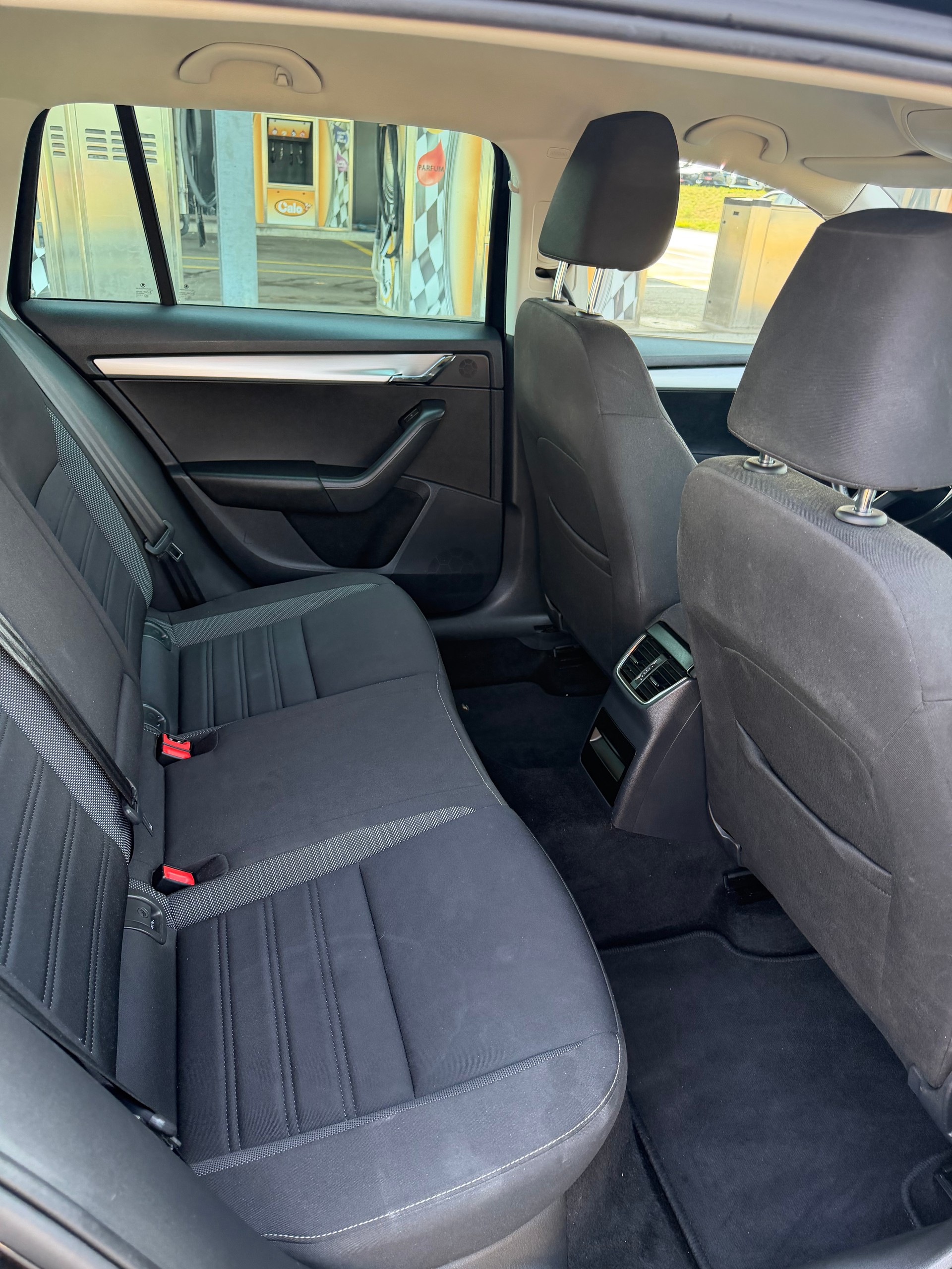 SKODA Octavia Combi 2.0 TDI Ambition 4x4 DSG-image-6