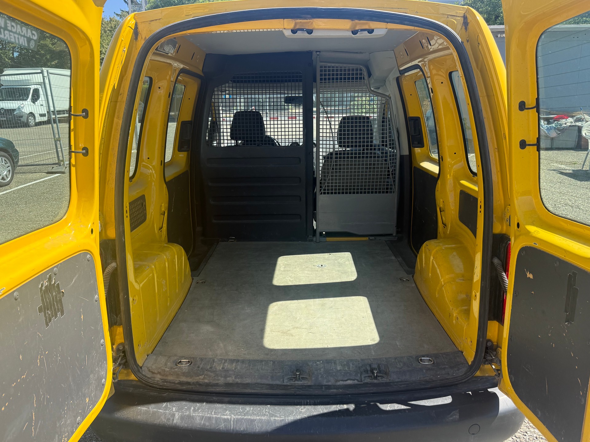 VW Caddy 2.0 D 4 motion-image-4