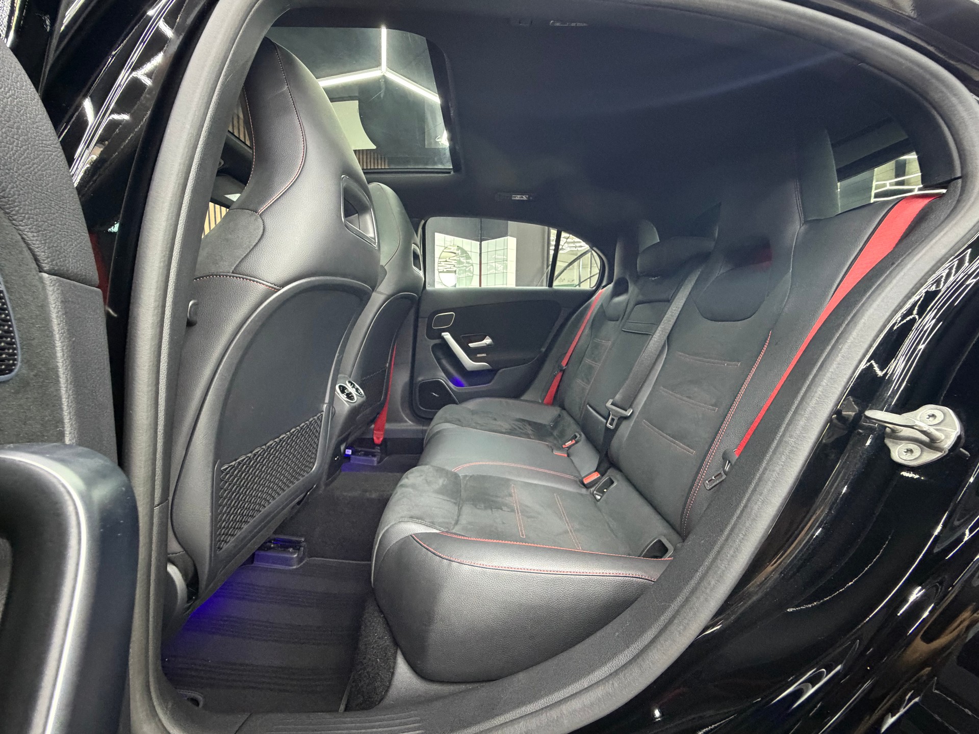 MERCEDES-BENZ A 35 AMG 4Matic Speedshift-image-14