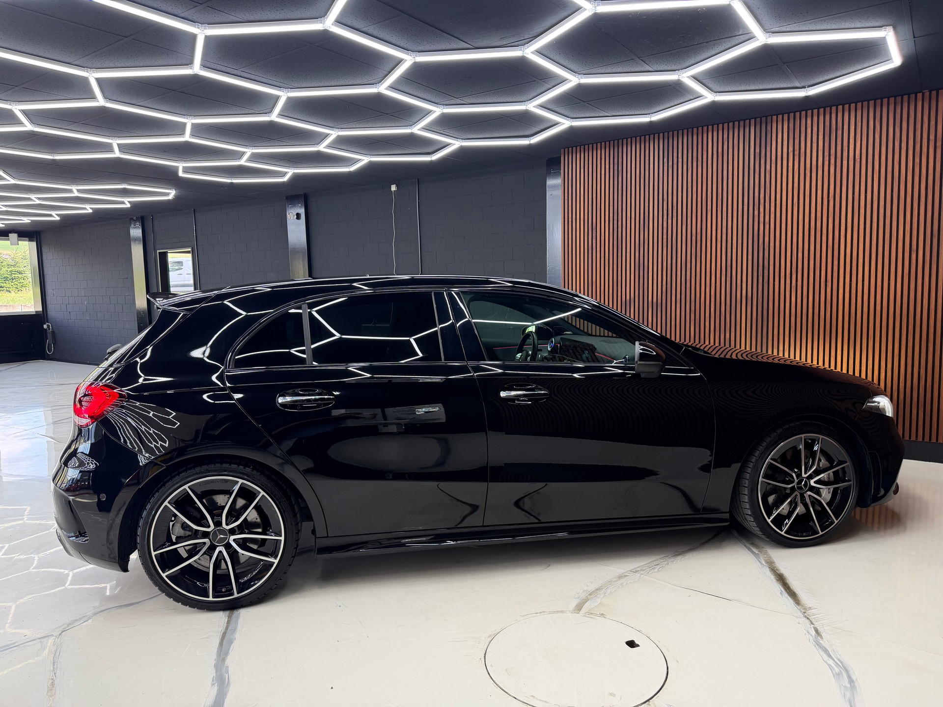MERCEDES-BENZ A 35 AMG 4Matic Speedshift-image-5