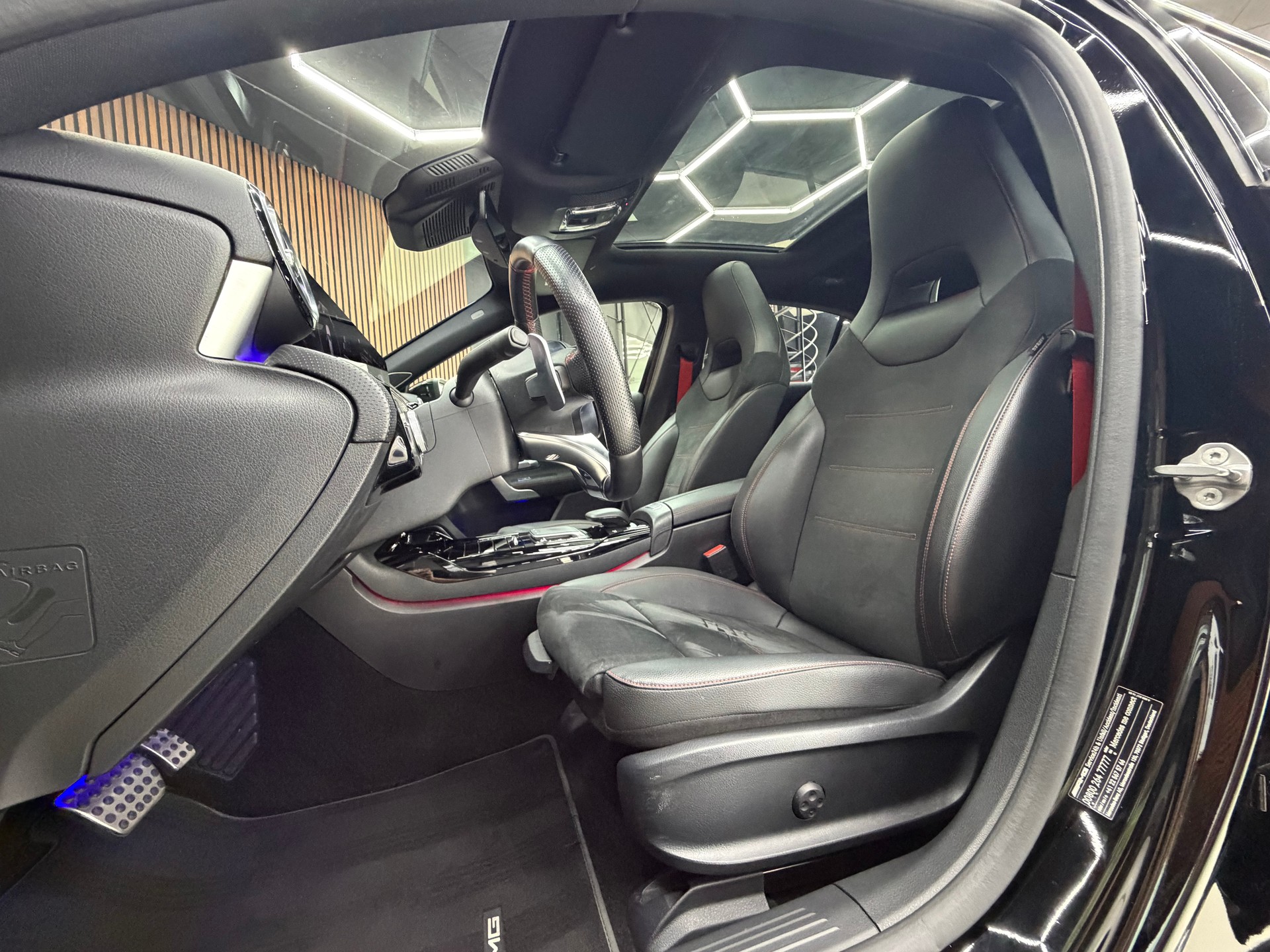 MERCEDES-BENZ A 35 AMG 4Matic Speedshift-image-10