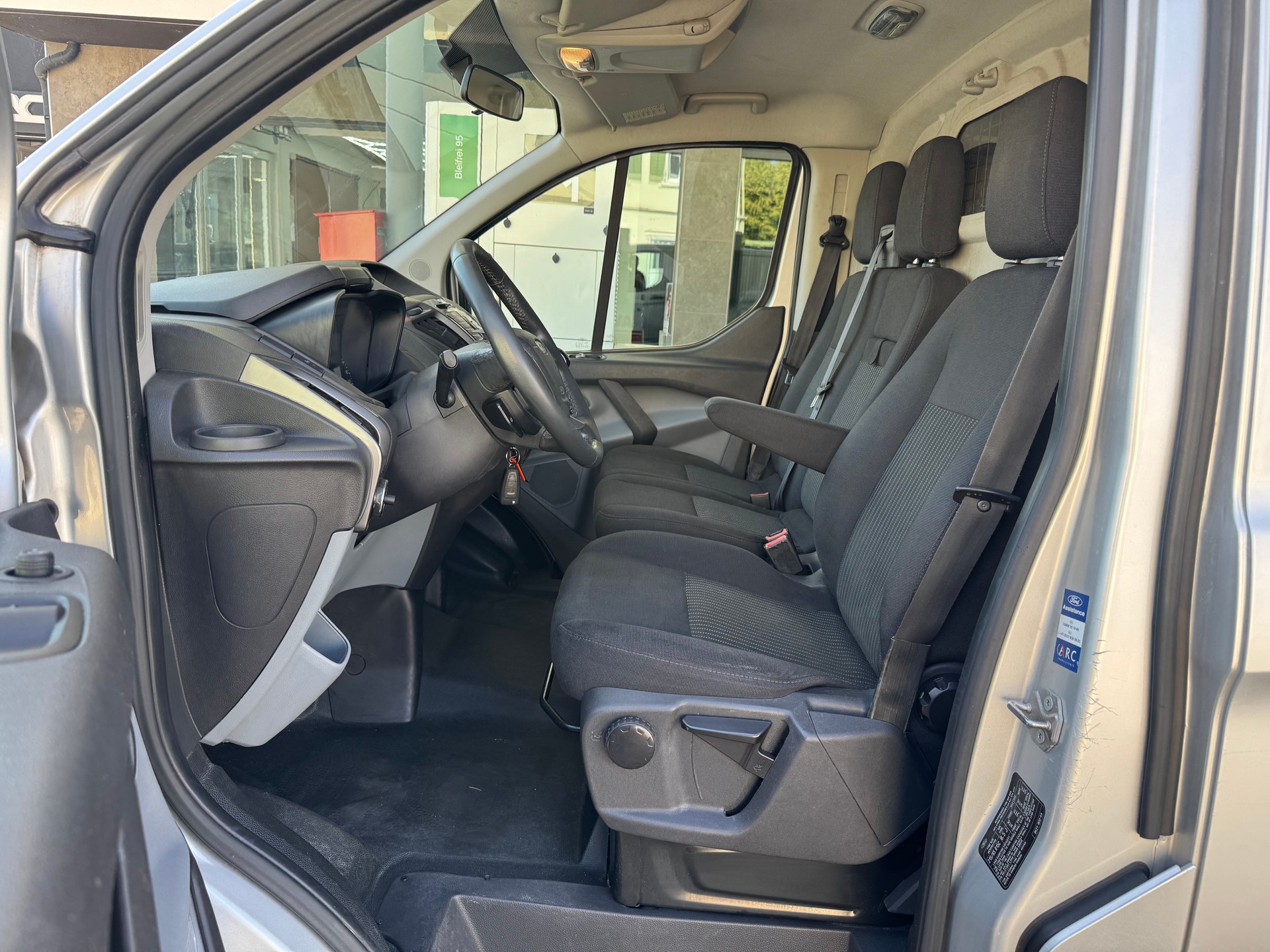FORD Transit Custom Van 310 L2H1 Limited-image-9