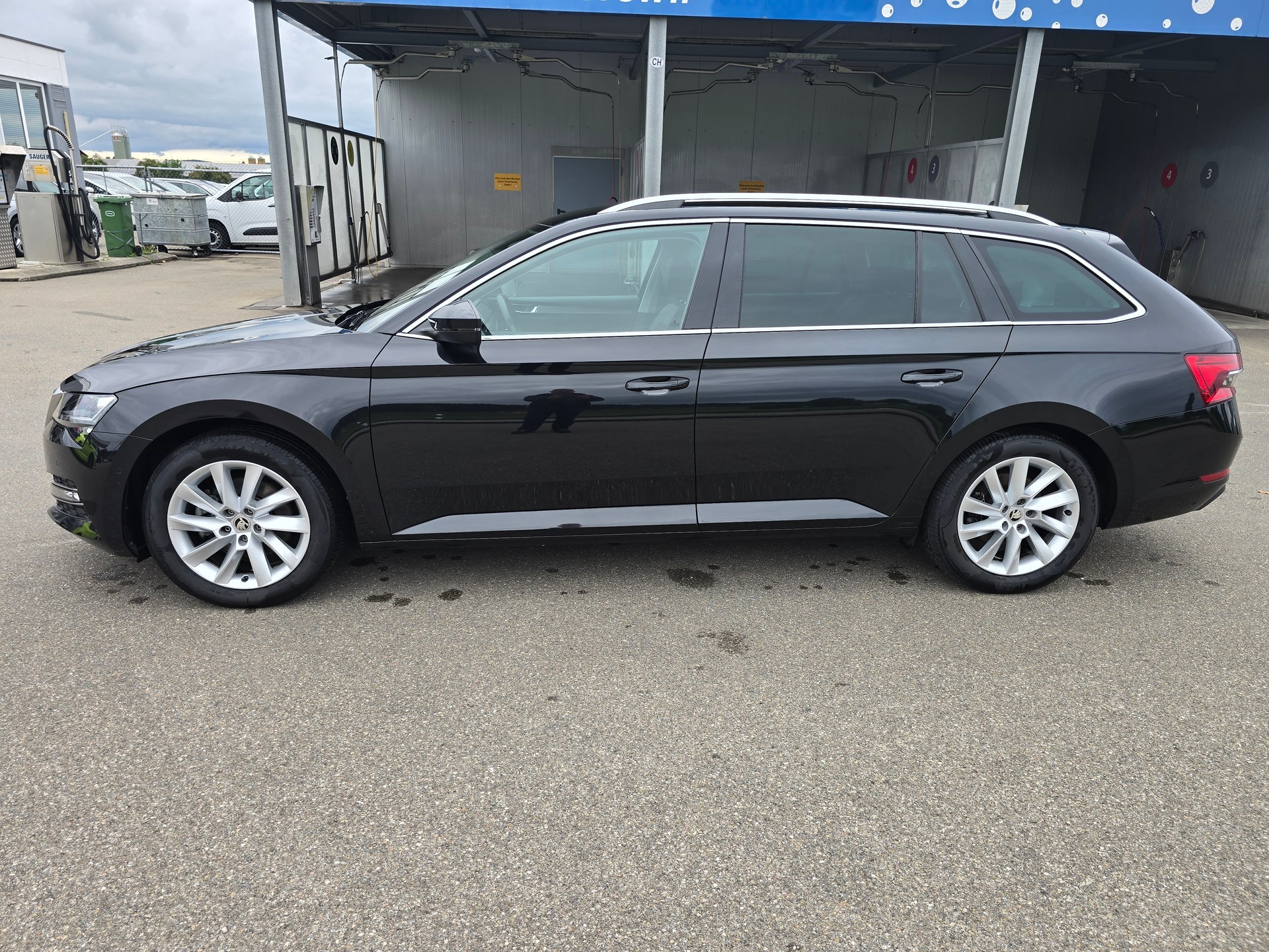 SKODA Superb Combi 2.0 TDi Style 4x4 DSG*TOP-ZUSTAND*Frsch ab MFK"Frisch ab Service**"Anhängerkupplung****-image-1