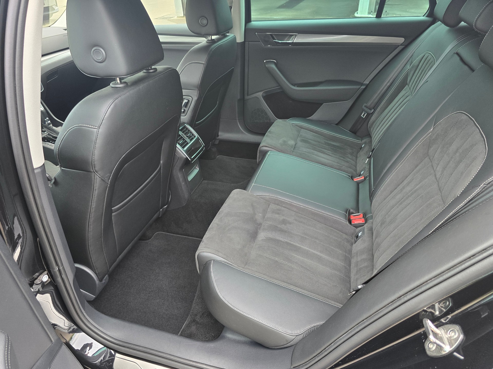 SKODA Superb Combi 2.0 TDi Style 4x4 DSG*TOP-ZUSTAND*Frsch ab MFK"Frisch ab Service**"Anhängerkupplung****-image-8