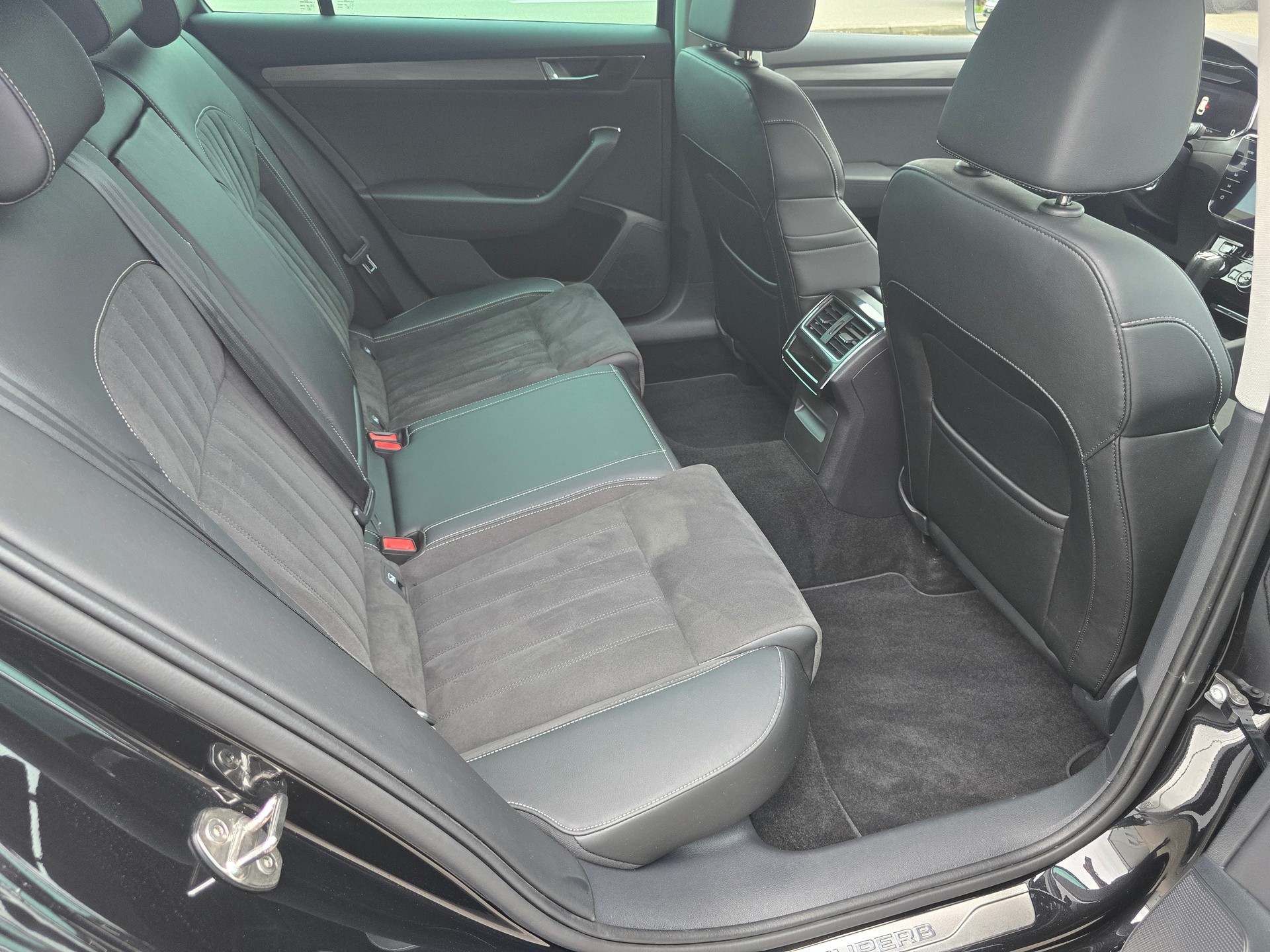 SKODA Superb Combi 2.0 TDi Style 4x4 DSG*TOP-ZUSTAND*Frsch ab MFK"Frisch ab Service**"Anhängerkupplung****-image-9