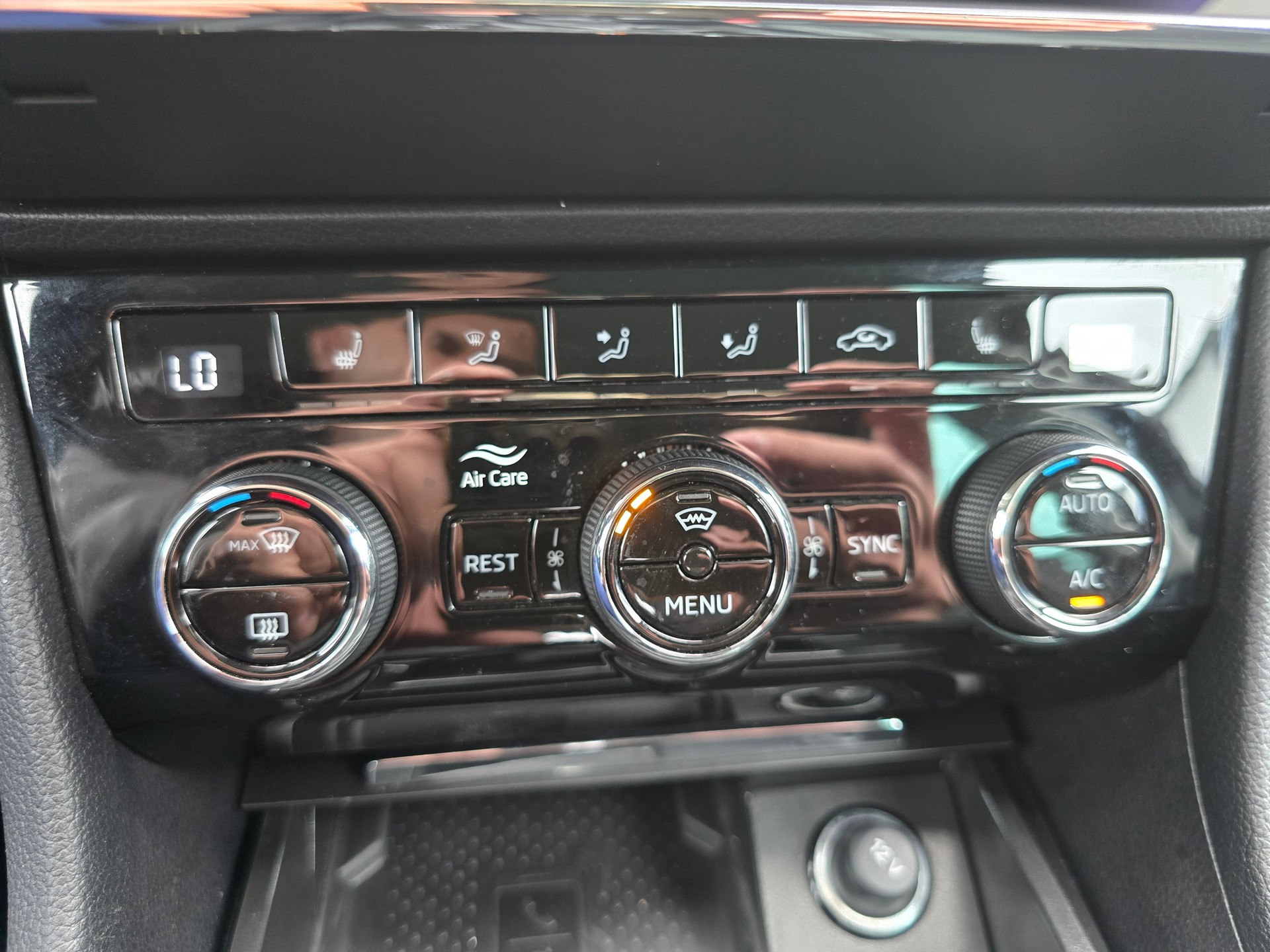 SKODA Superb Combi 2.0 TDi Style 4x4 DSG*TOP-ZUSTAND*Frsch ab MFK"Frisch ab Service**"Anhängerkupplung****-image-13