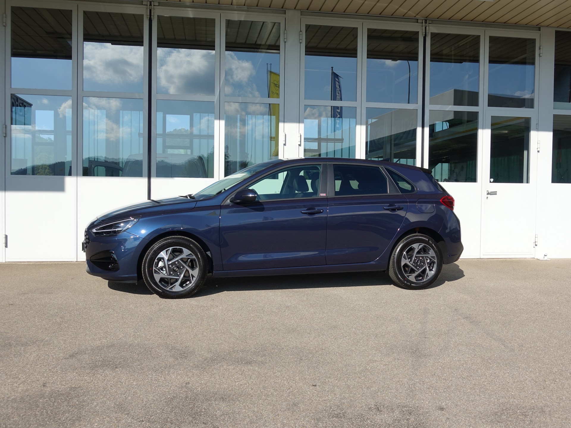 HYUNDAI i30 1.5 T-GDi Amplia DCT-image-2