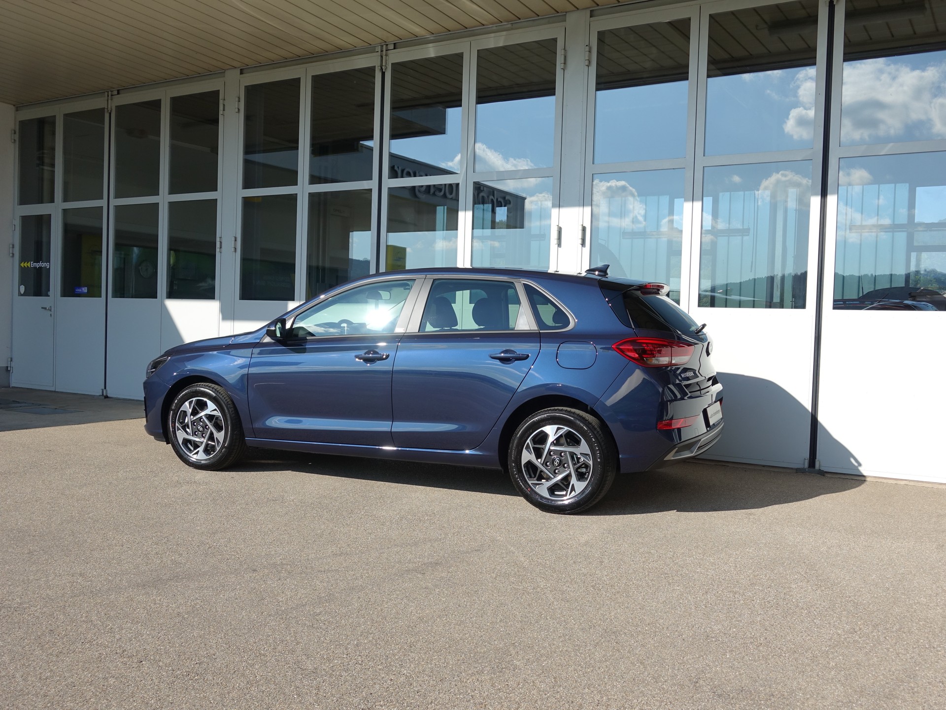 HYUNDAI i30 1.5 T-GDi Amplia DCT-image-3