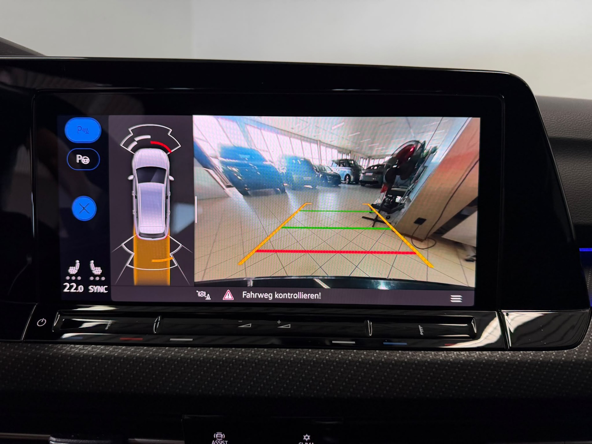 VW Golf Variant 2.0 TSI R DSG 4Motion-image-12