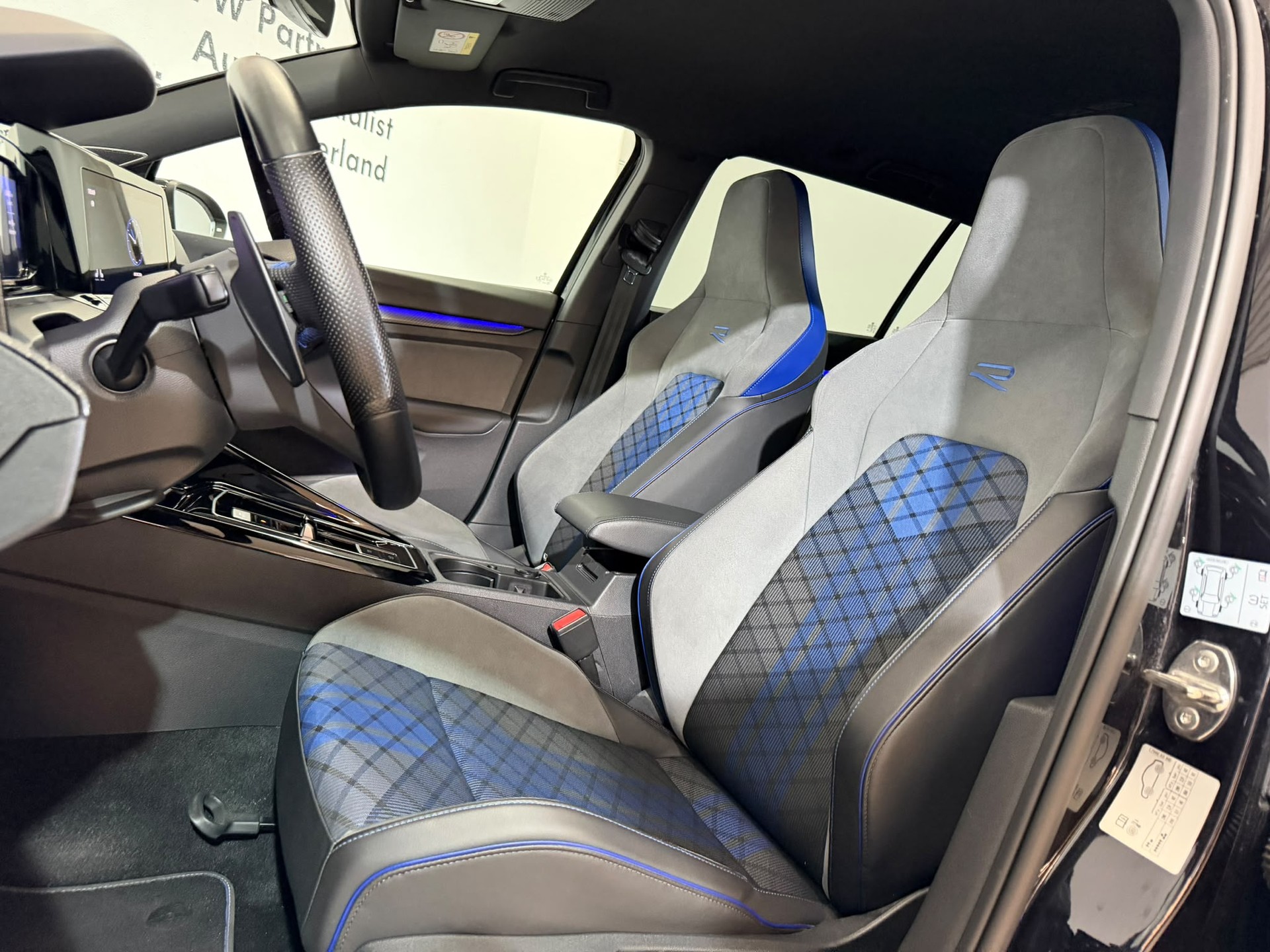 VW Golf Variant 2.0 TSI R DSG 4Motion-image-5