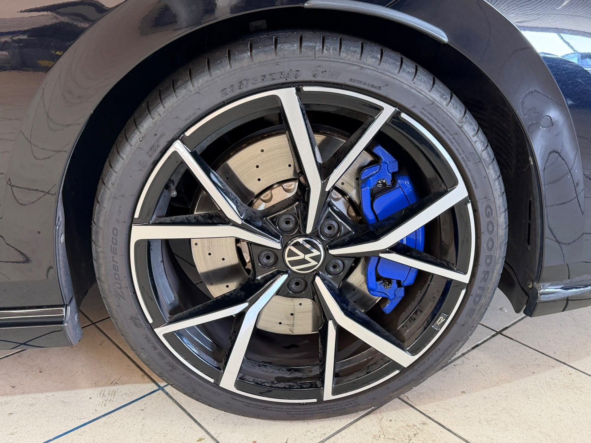 VW Golf Variant 2.0 TSI R DSG 4Motion-image-4