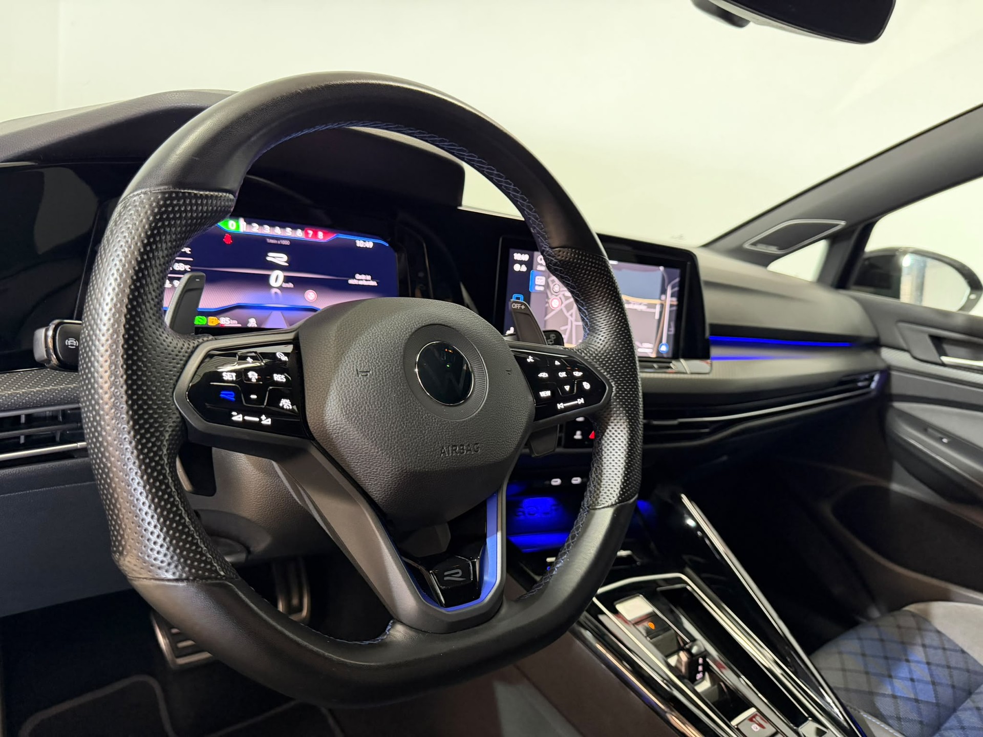 VW Golf Variant 2.0 TSI R DSG 4Motion-image-6