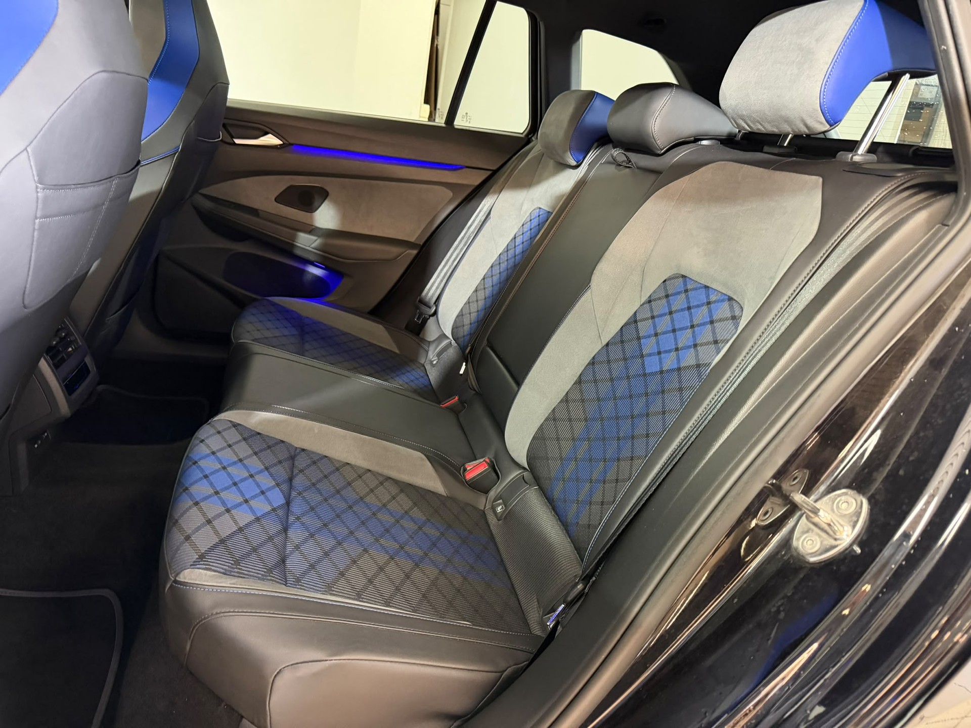 VW Golf Variant 2.0 TSI R DSG 4Motion-image-7
