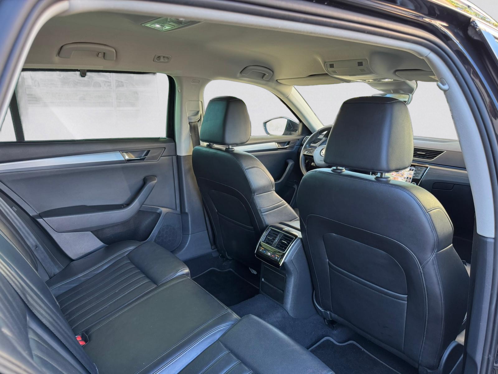 SKODA Superb Combi 2.0 TSI Ambition DSG 4x4-image-13