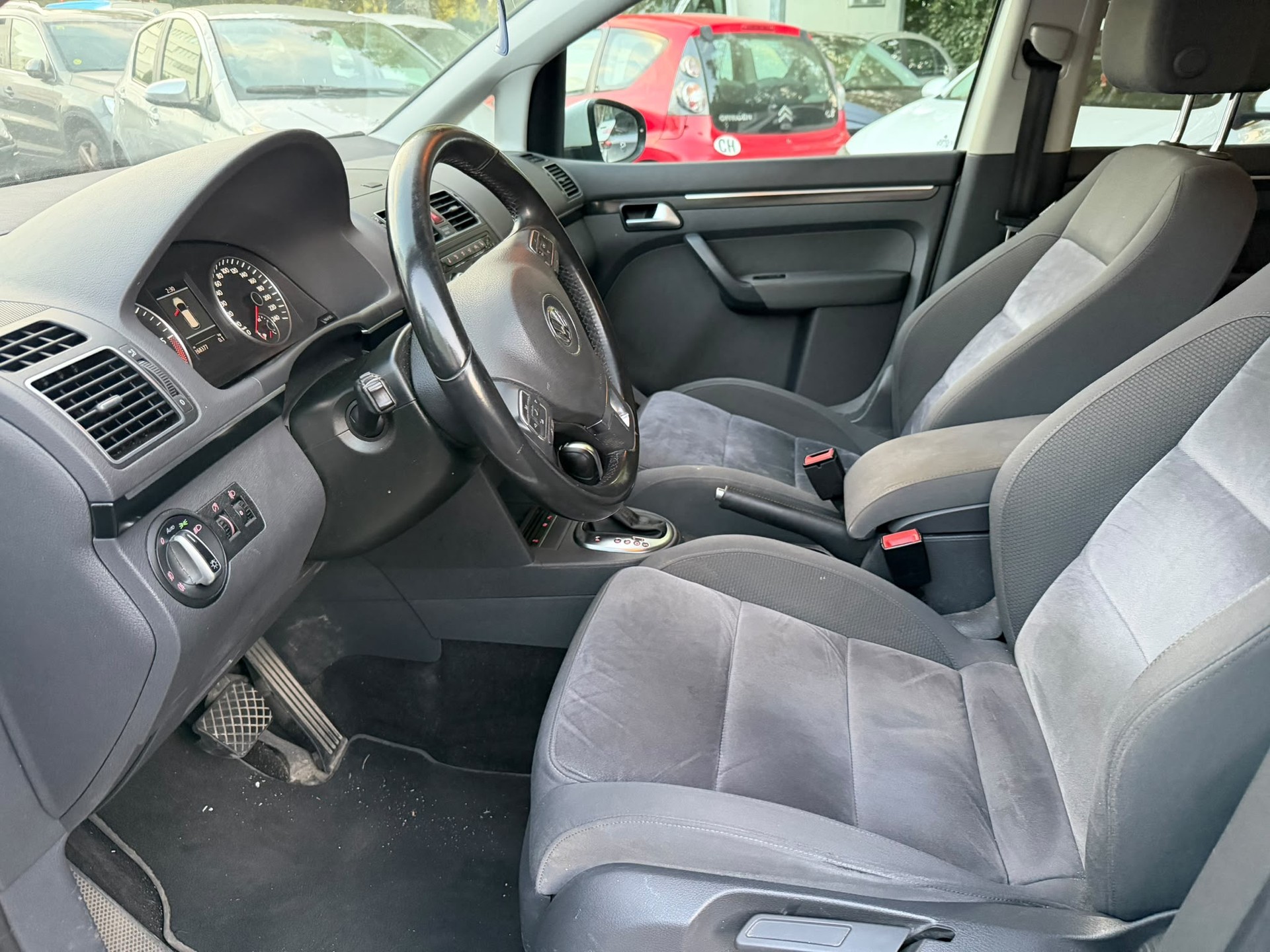 VW Touran 2.0 TDI Design DSG-image-12