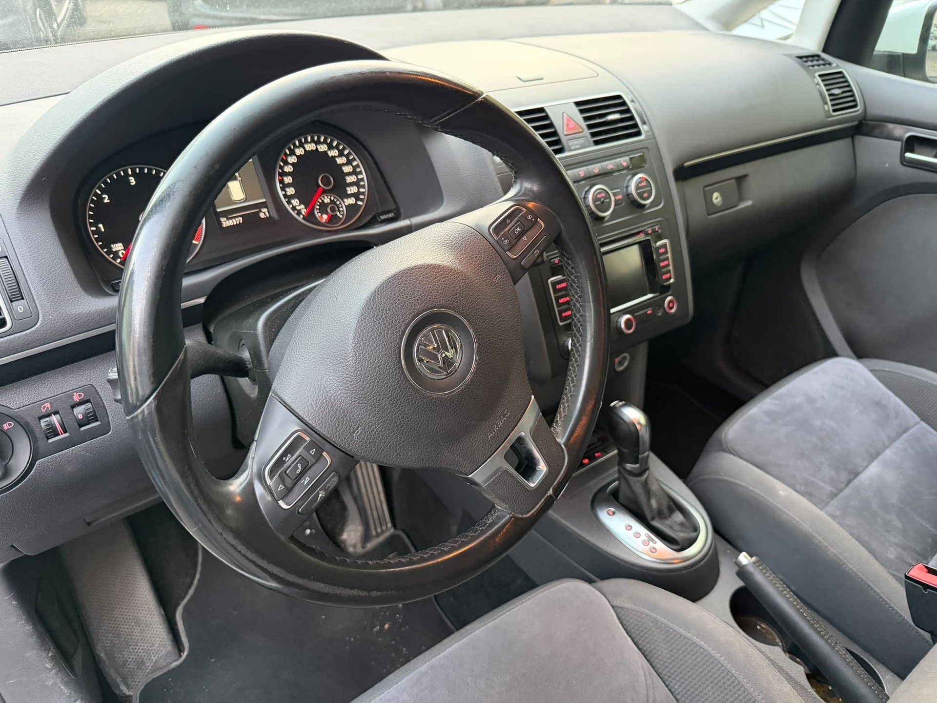 VW Touran 2.0 TDI Design DSG-image-13