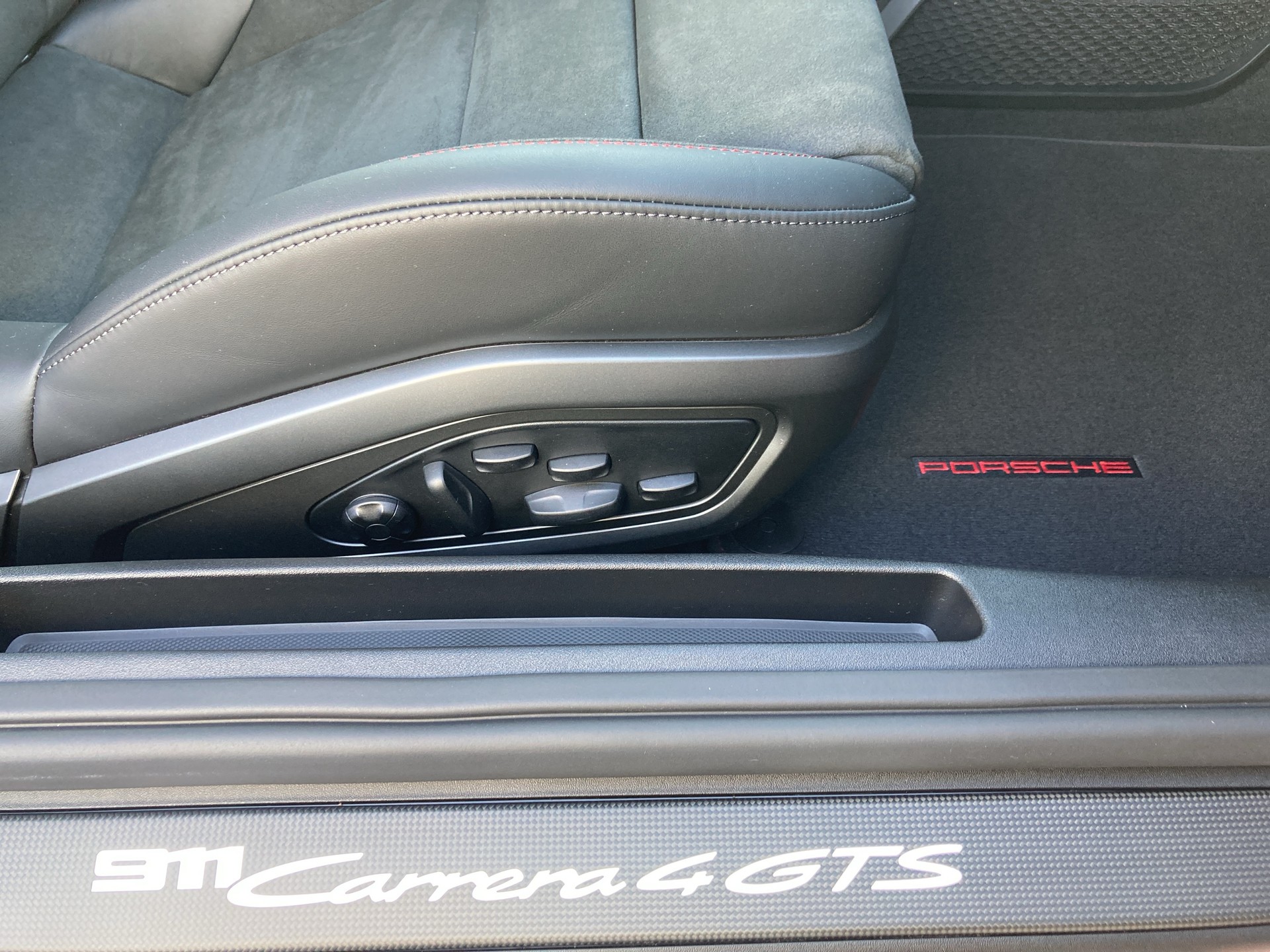 PORSCHE 911 Carrera 4 GTS-image-22