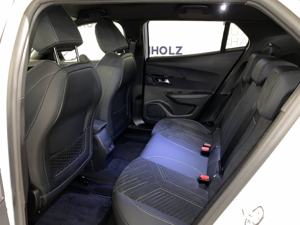 PEUGEOT 2008 1.2 Hybrid 145 GT Exclusive-image-15