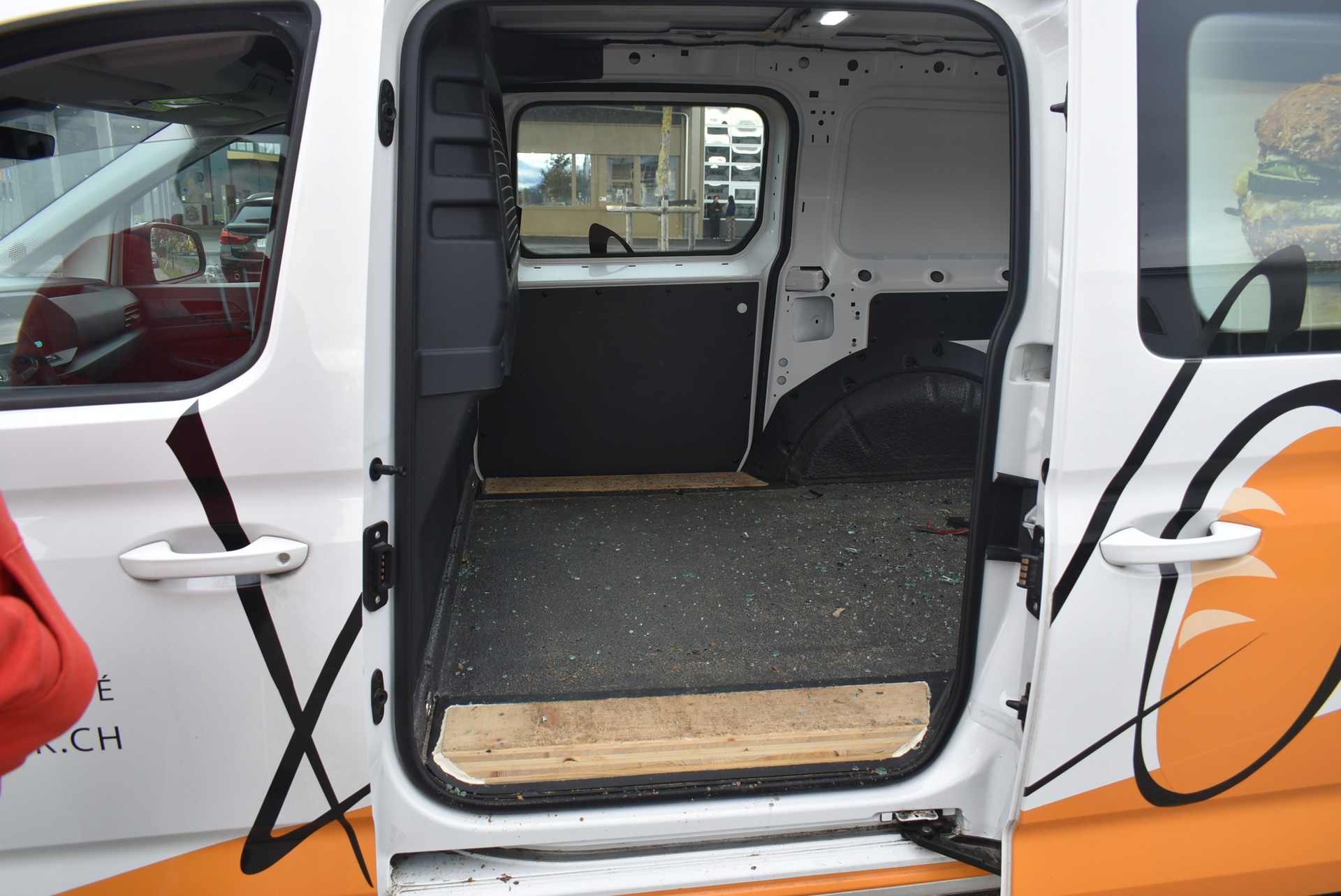 VW Caddy Cargo 2.0TDI Maxi 4Motion-image-1