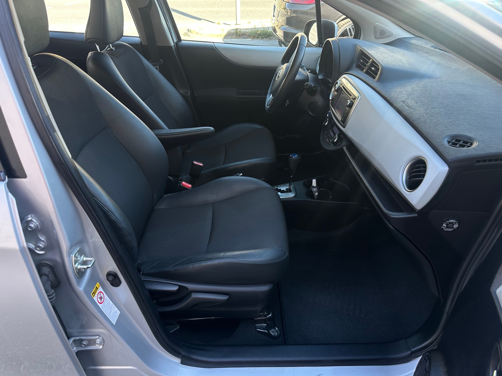 TOYOTA Yaris 1.5 VVT-i Hybrid Sol CVT-image-10