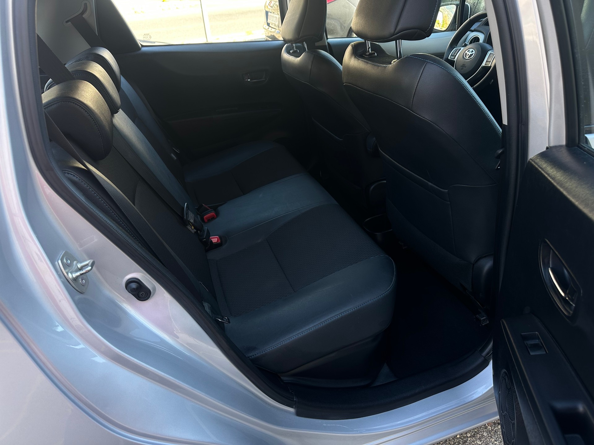 TOYOTA Yaris 1.5 VVT-i Hybrid Sol CVT-image-11