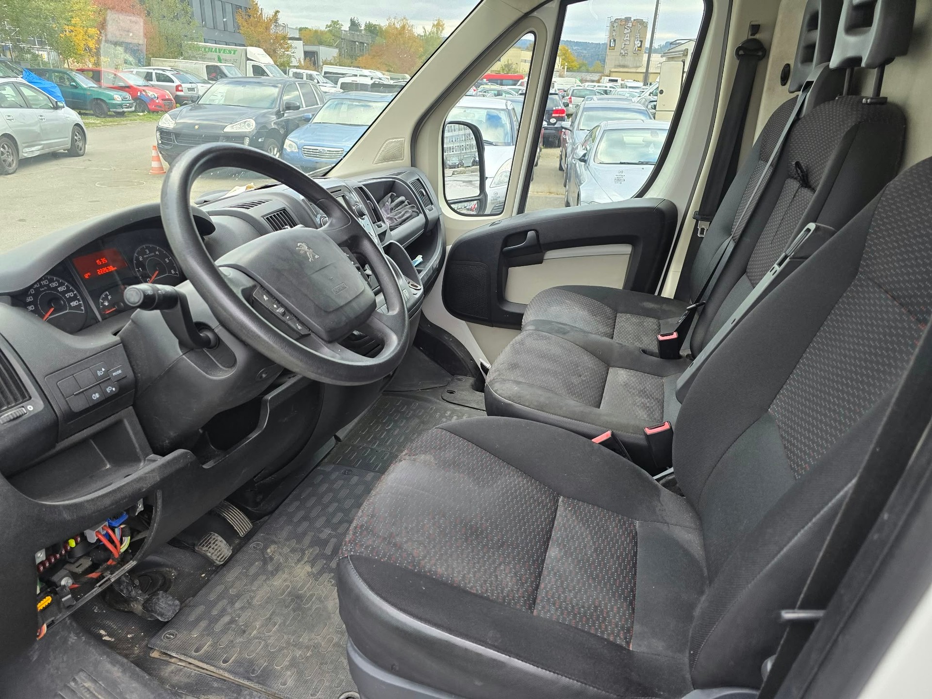 PEUGEOT Boxer 2.0 HDI 335 Allure L2H2-image-12