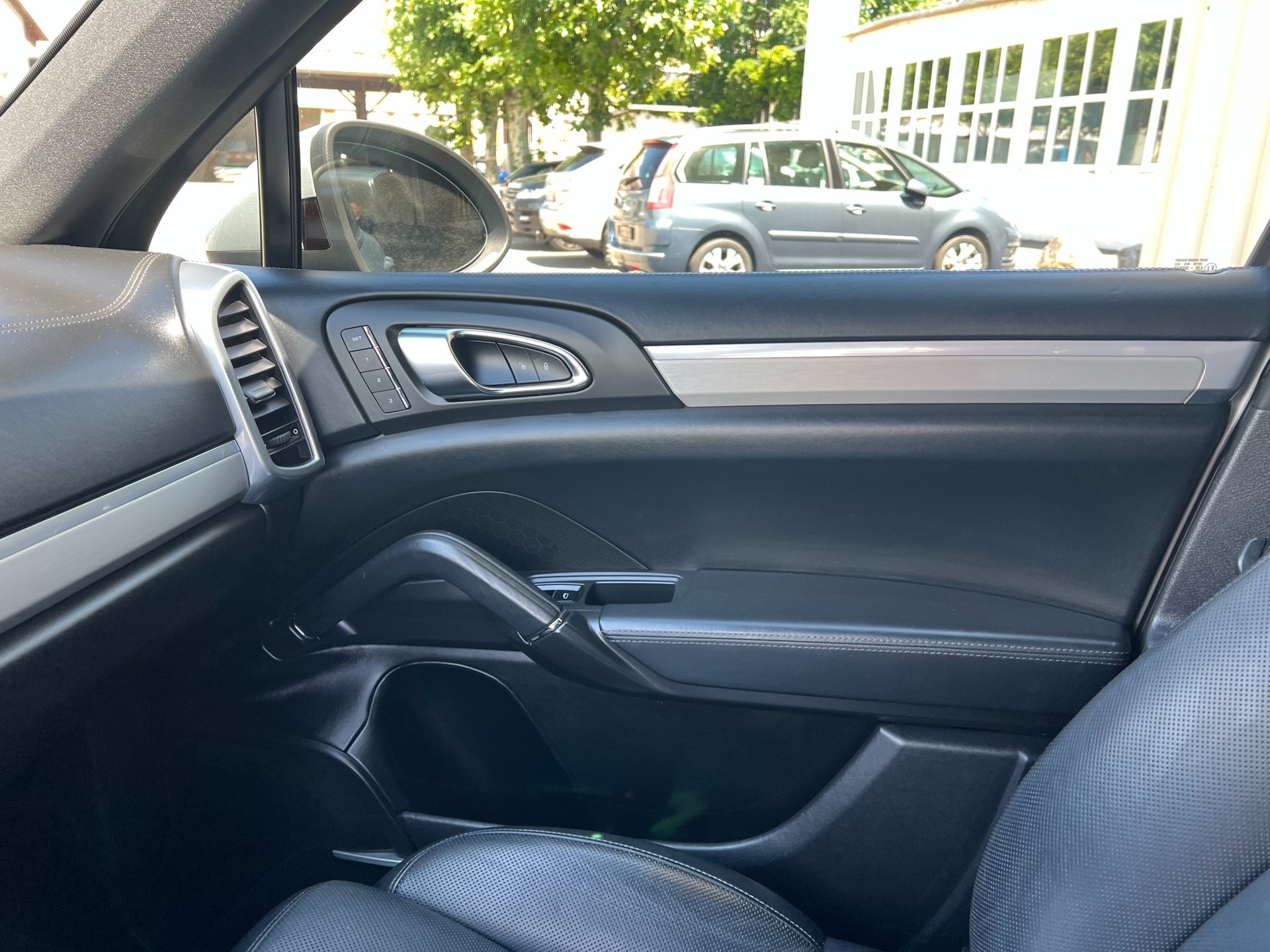 PORSCHE Cayenne S-image-12