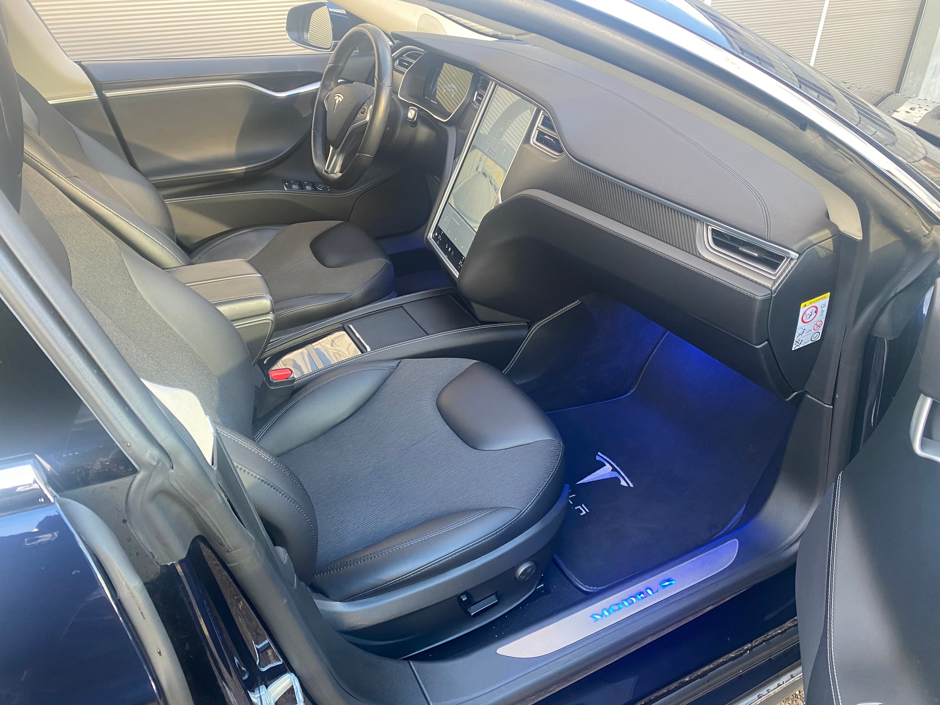 TESLA Model S 85 D-image-10