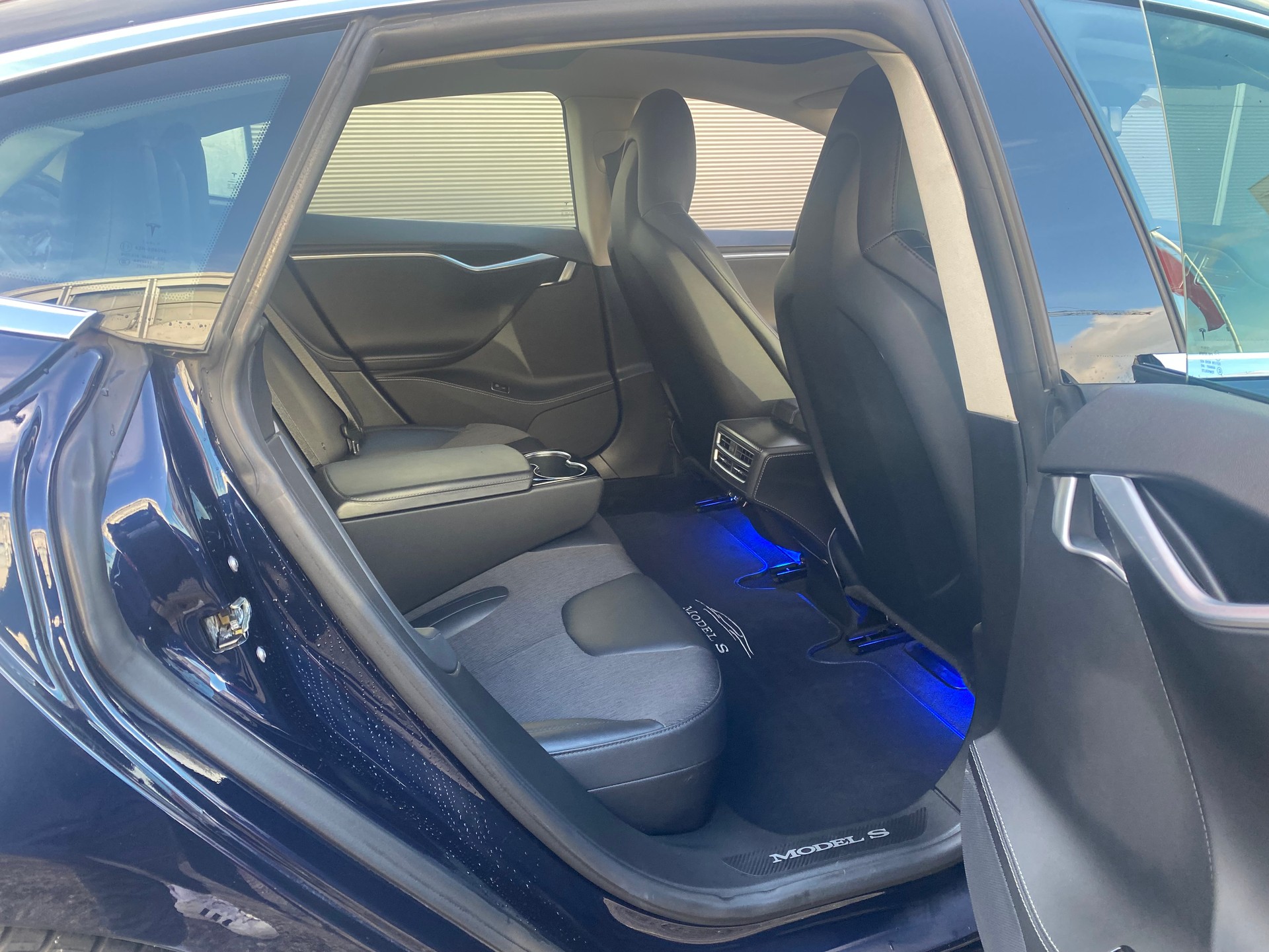 TESLA Model S 85 D-image-11