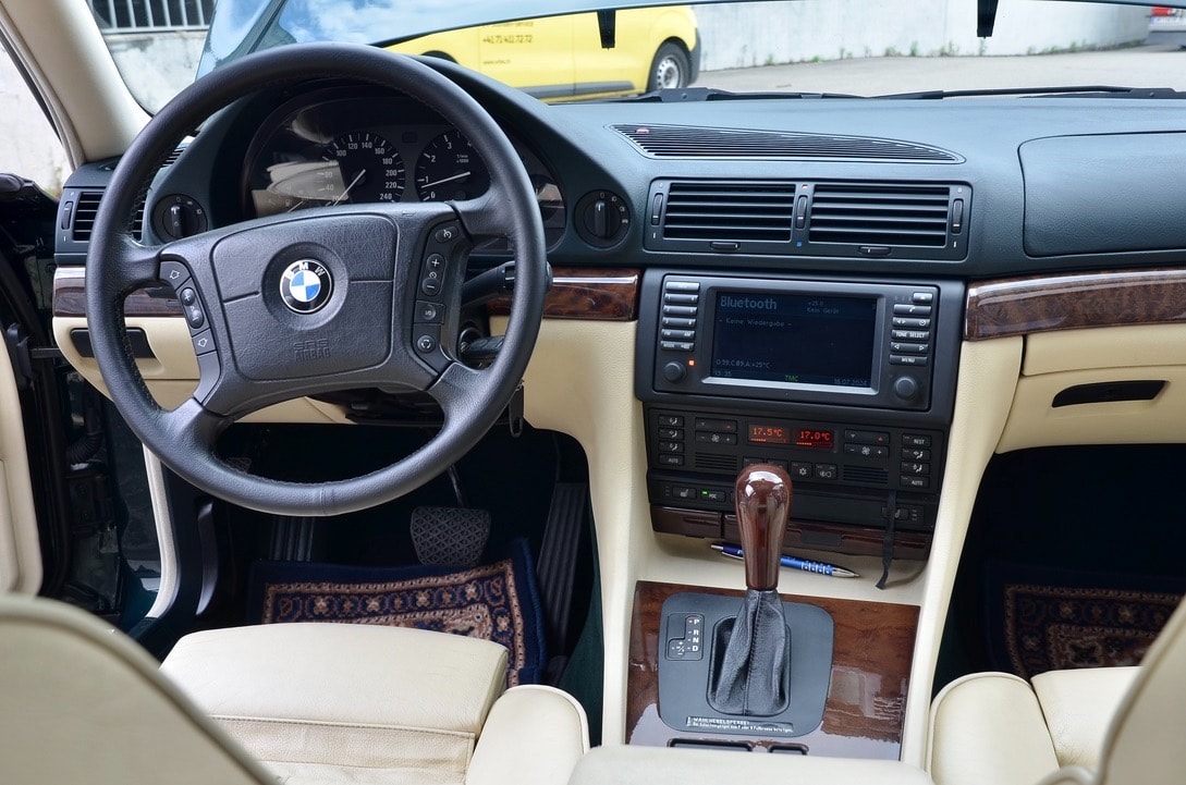 BMW 740i-image-18