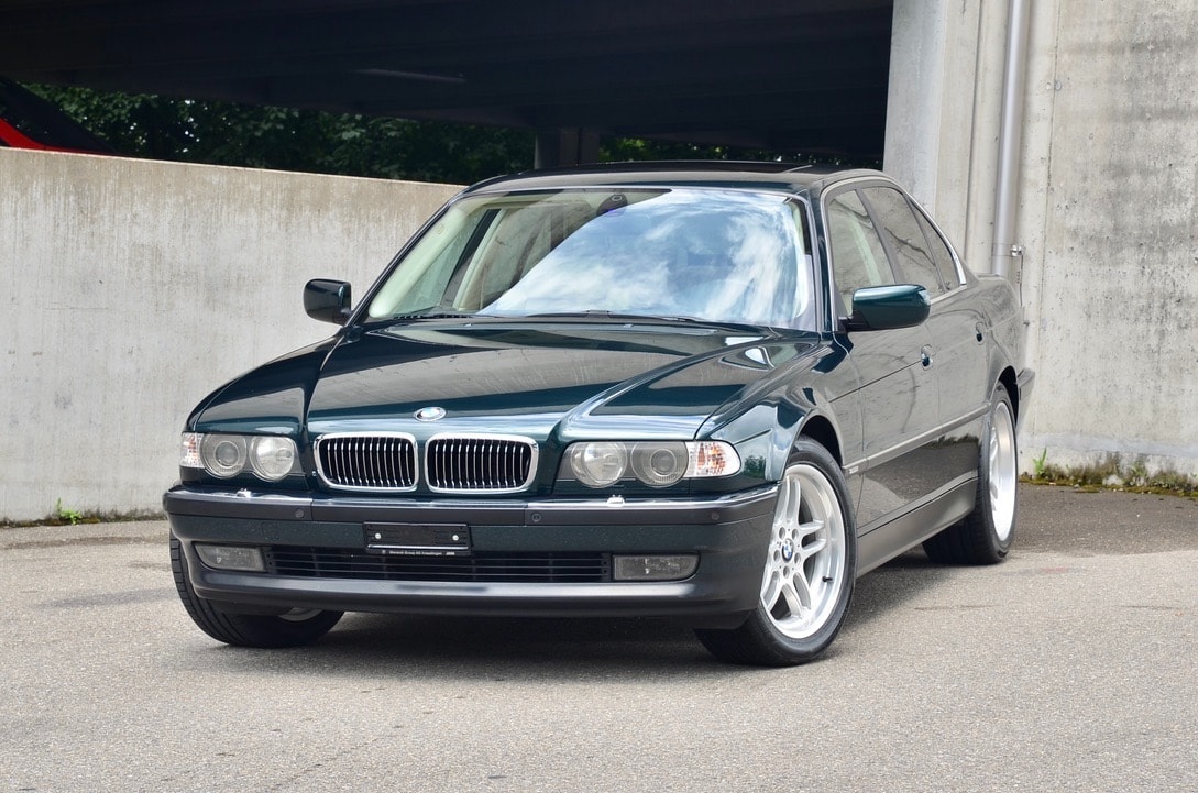BMW 740i-showroom-element-2
