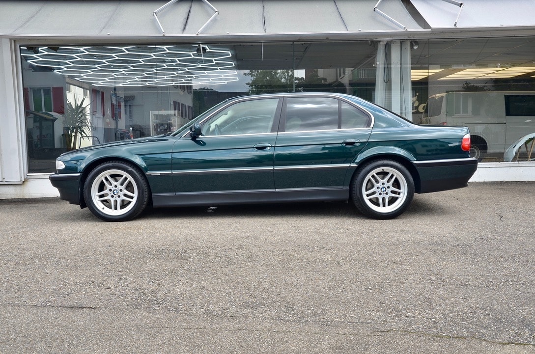 BMW 740i-image-10