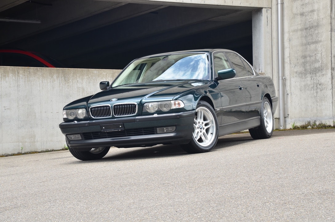 BMW 740i-showroom-element-1