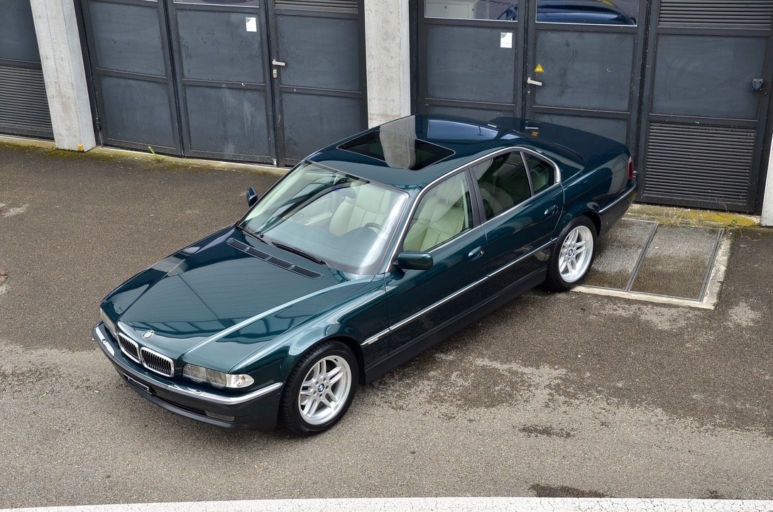 BMW 740i-showroom-element-3