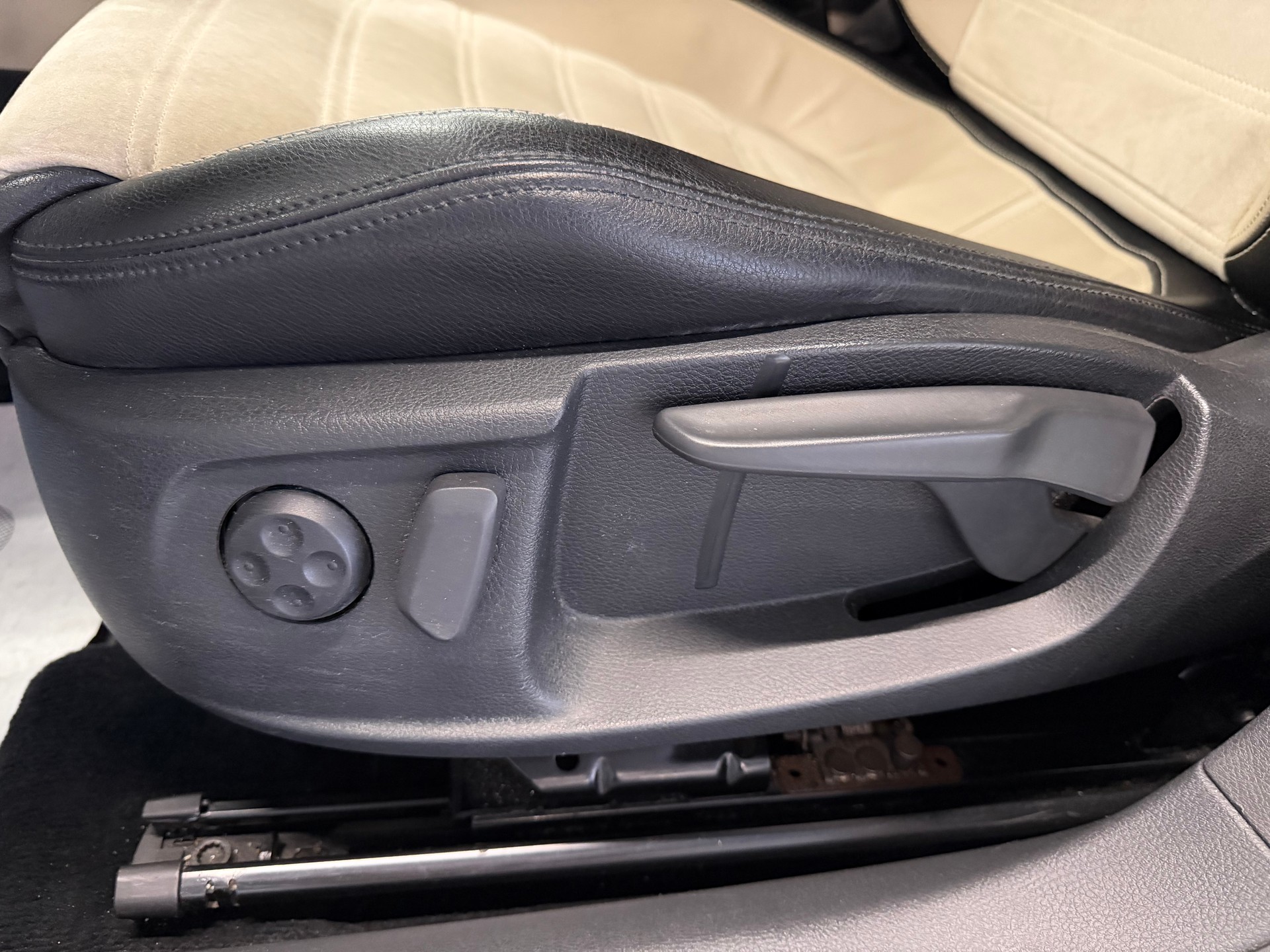 VW Passat CC 3.6 V6 FSI 4Motion-image-16
