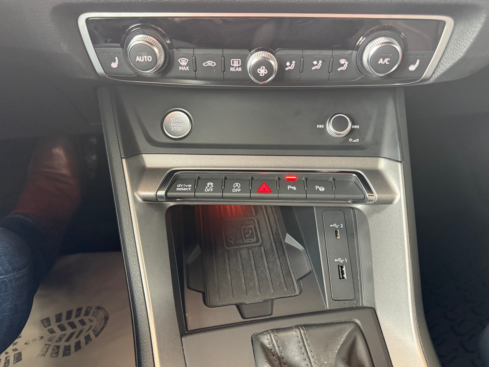 AUDI Q3 45 TFSI S line quattro S-tronic-image-13