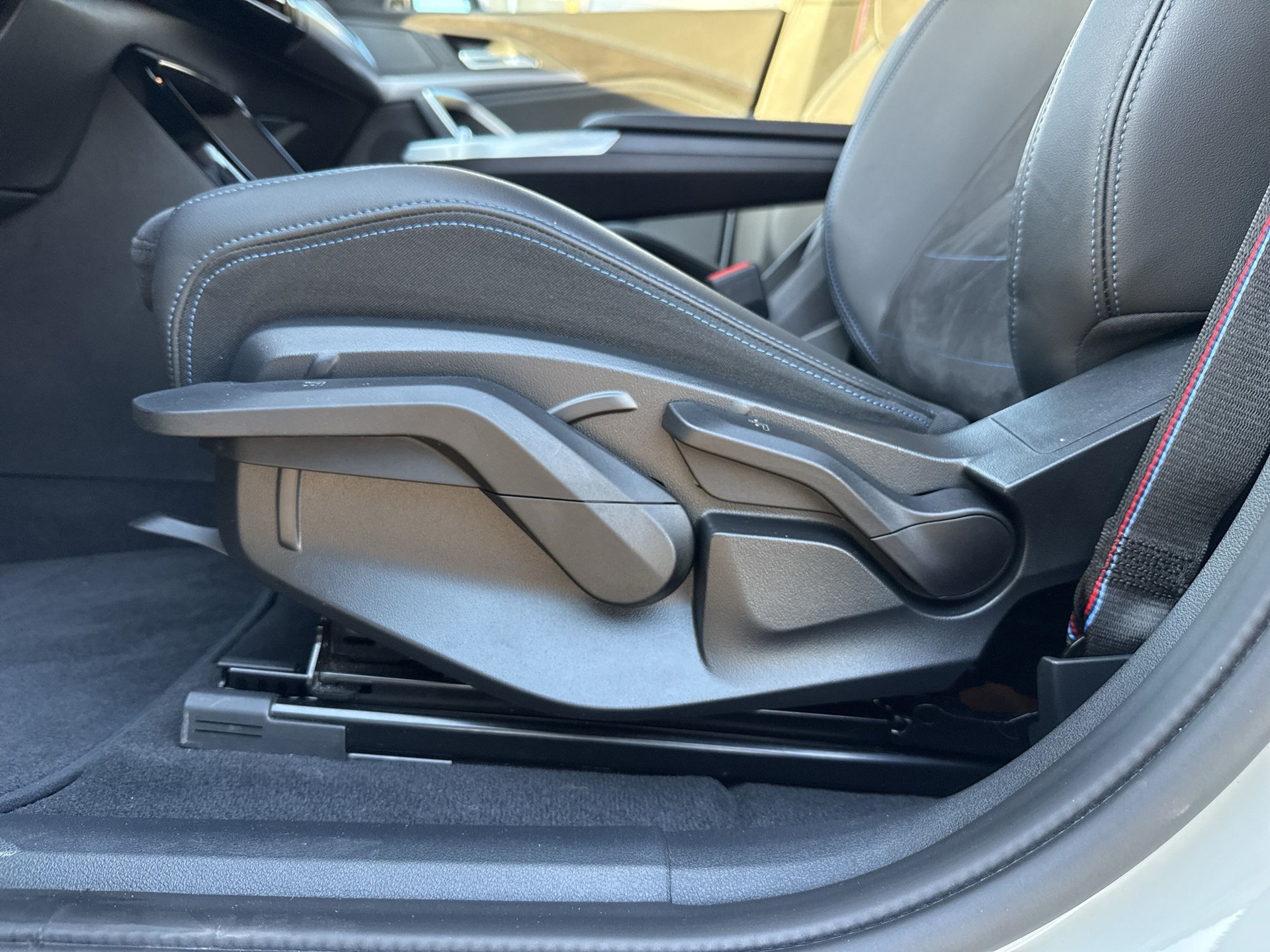 BMW iX2 eDrive 20 M Sport Pro-image-19