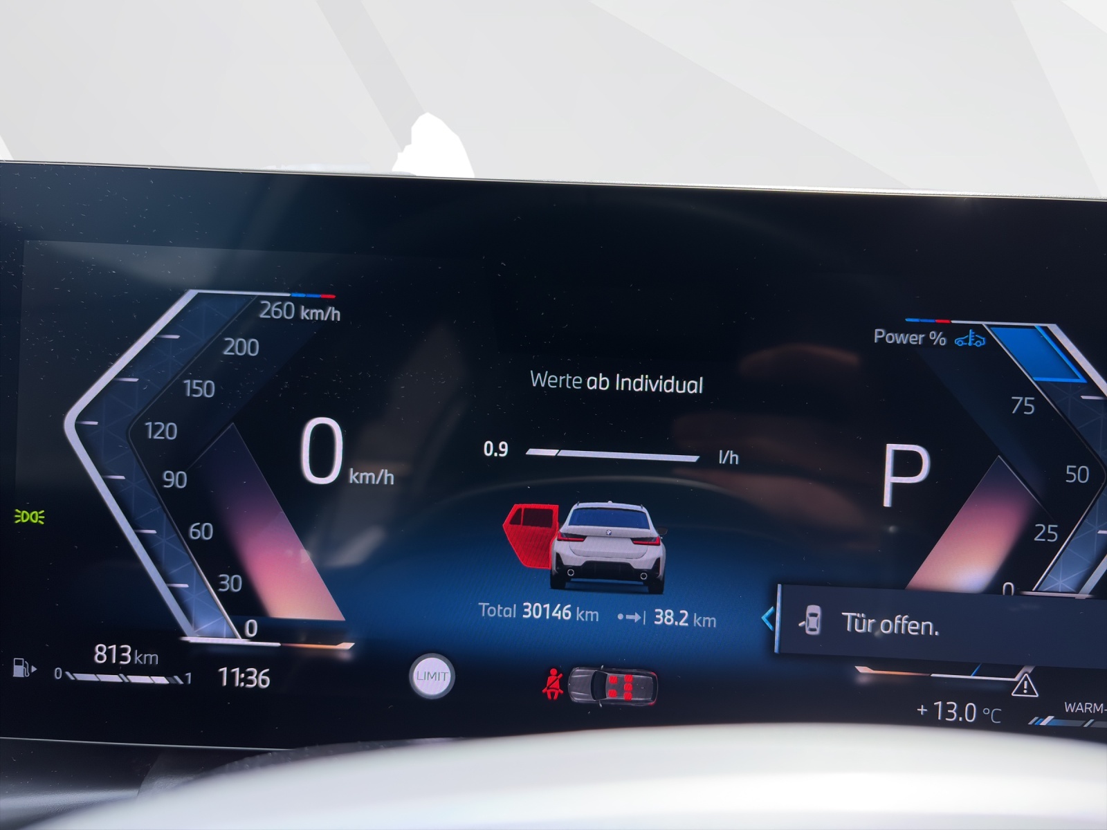 BMW 320d xDrive Touring-image-12