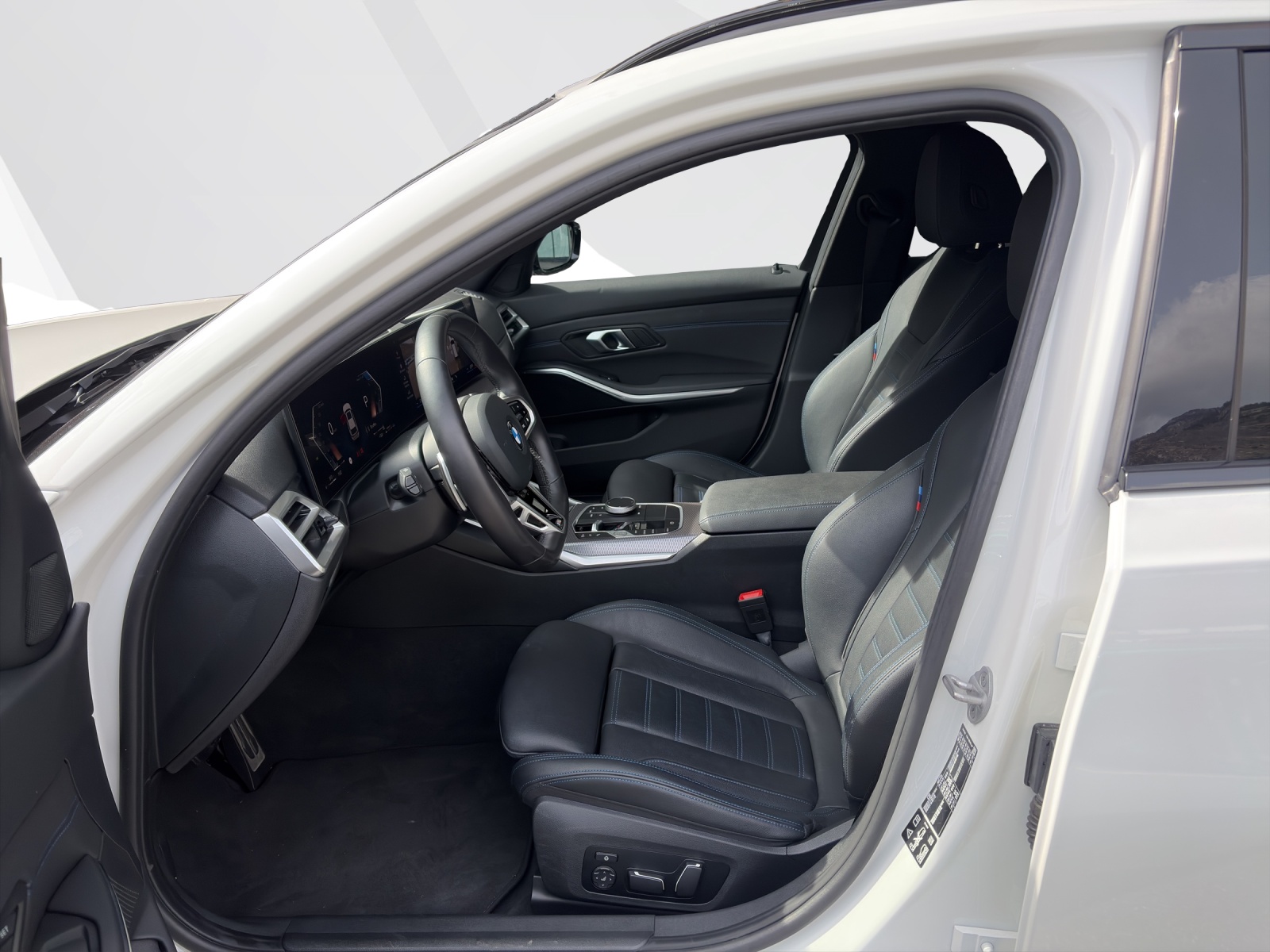 BMW 320d xDrive Touring-image-9