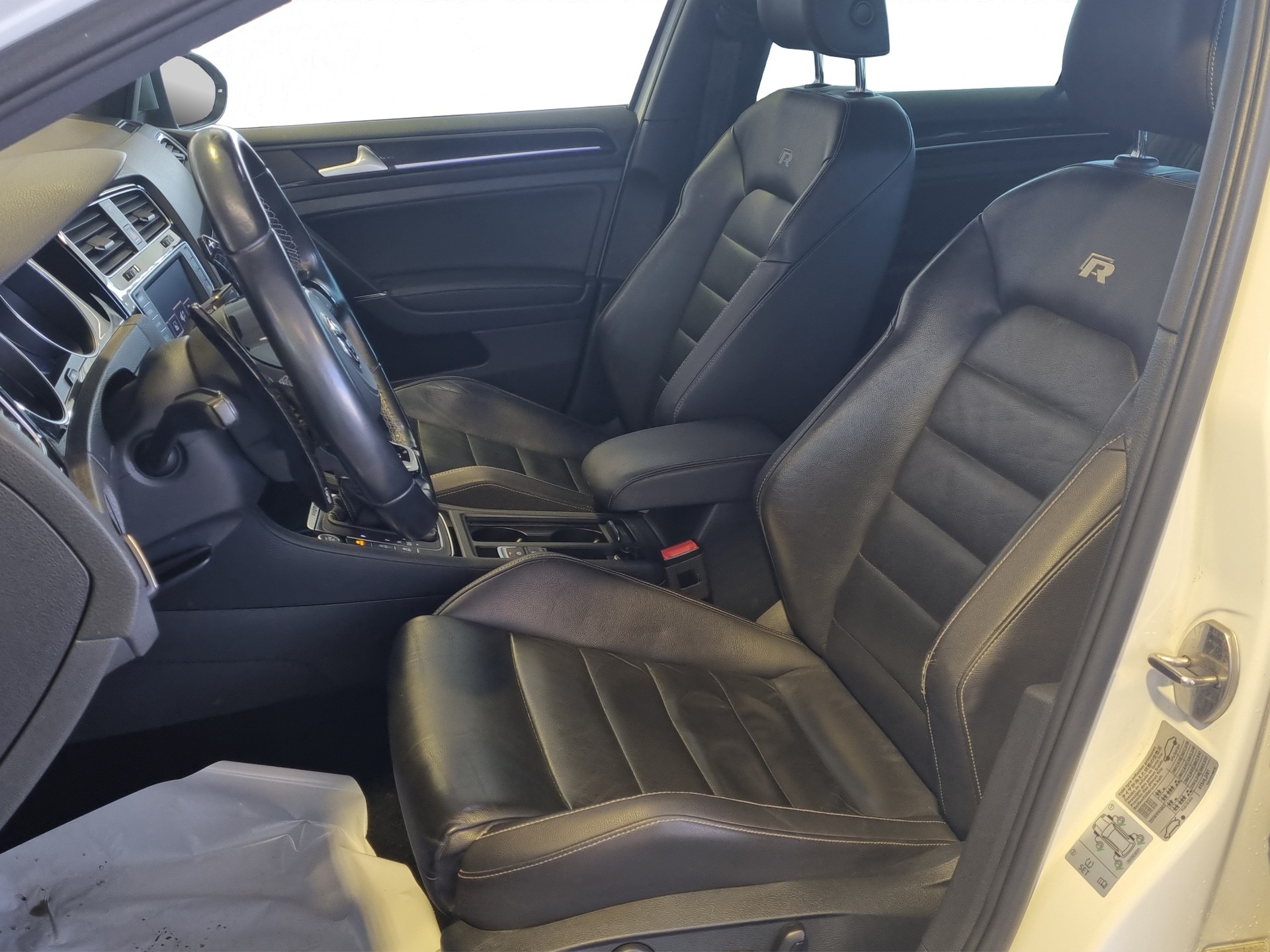 VW Golf 2.0 TSI R 4 Motion-image-8