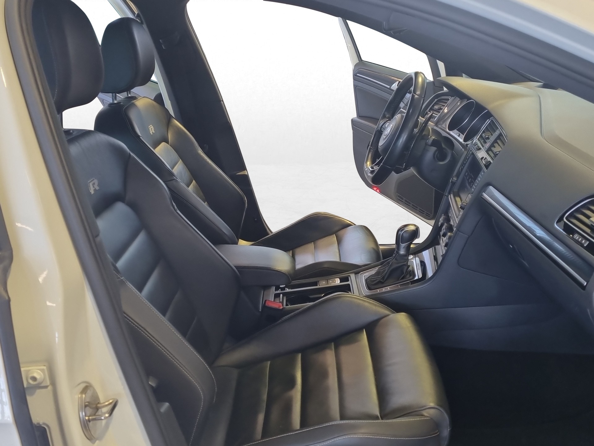 VW Golf 2.0 TSI R 4 Motion-image-12
