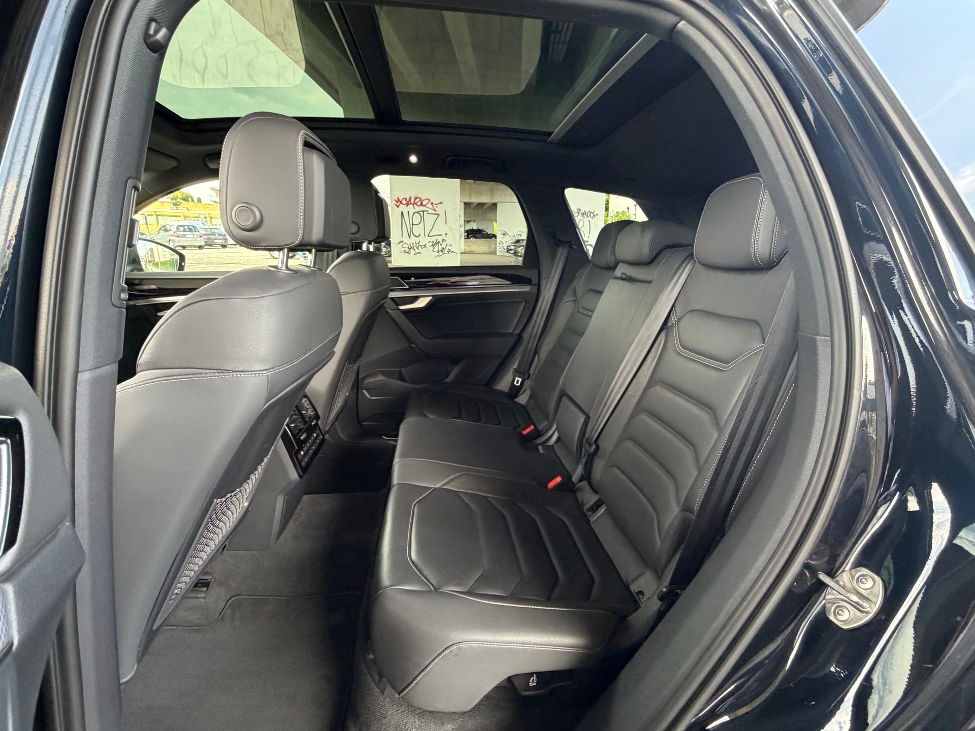 VW Touareg 3.0 TDI R Line Tiptronic-image-15
